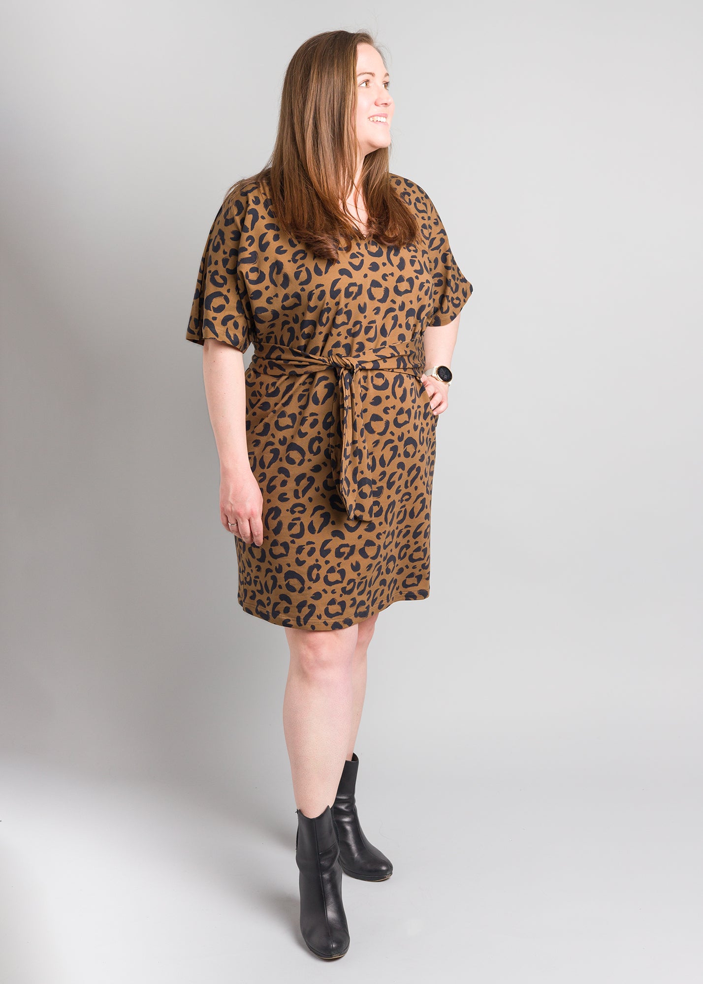 Dunja trägt auf dem Foto 'Kumi' Größe L, Muster elastisch 'Leobert'