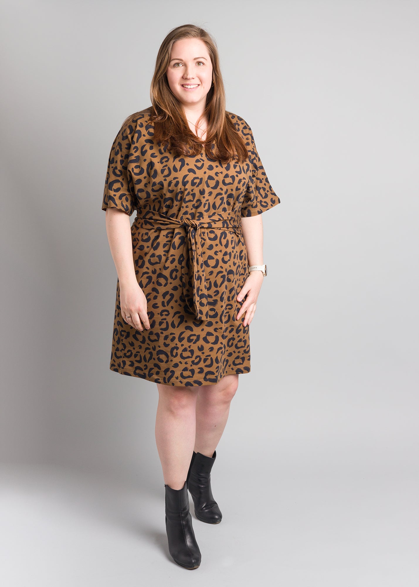 Dunja trägt auf dem Foto 'Kumi' Größe L, Muster elastisch 'Leobert'