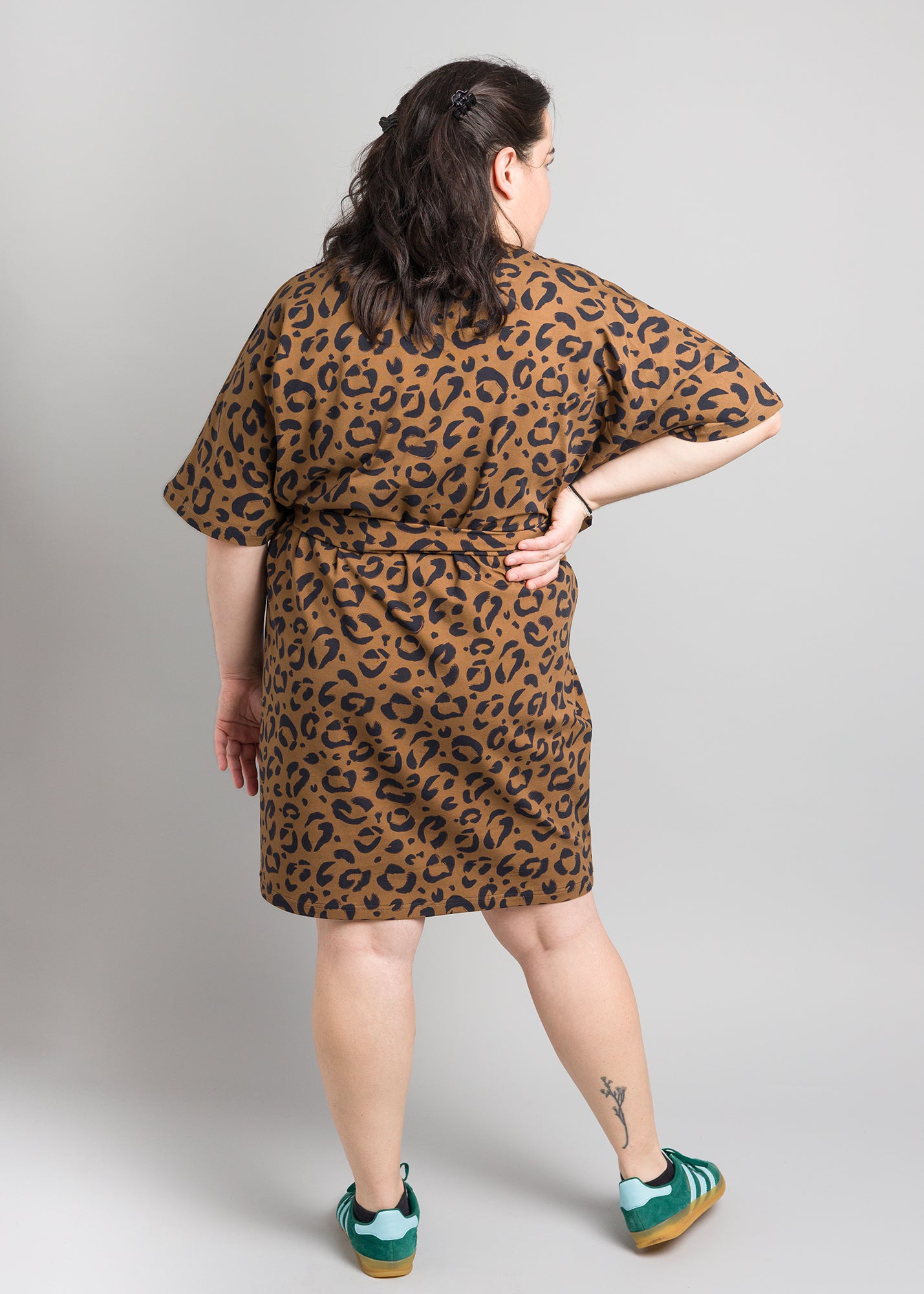 Flores trägt auf dem Foto 'Kumi' Größe L, Muster elastisch 'Leobert'