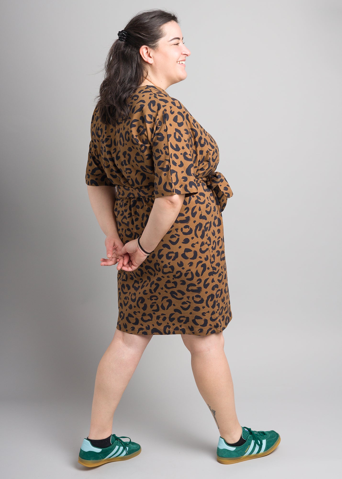 Flores trägt auf dem Foto 'Kumi' Größe L, Muster elastisch 'Leobert'