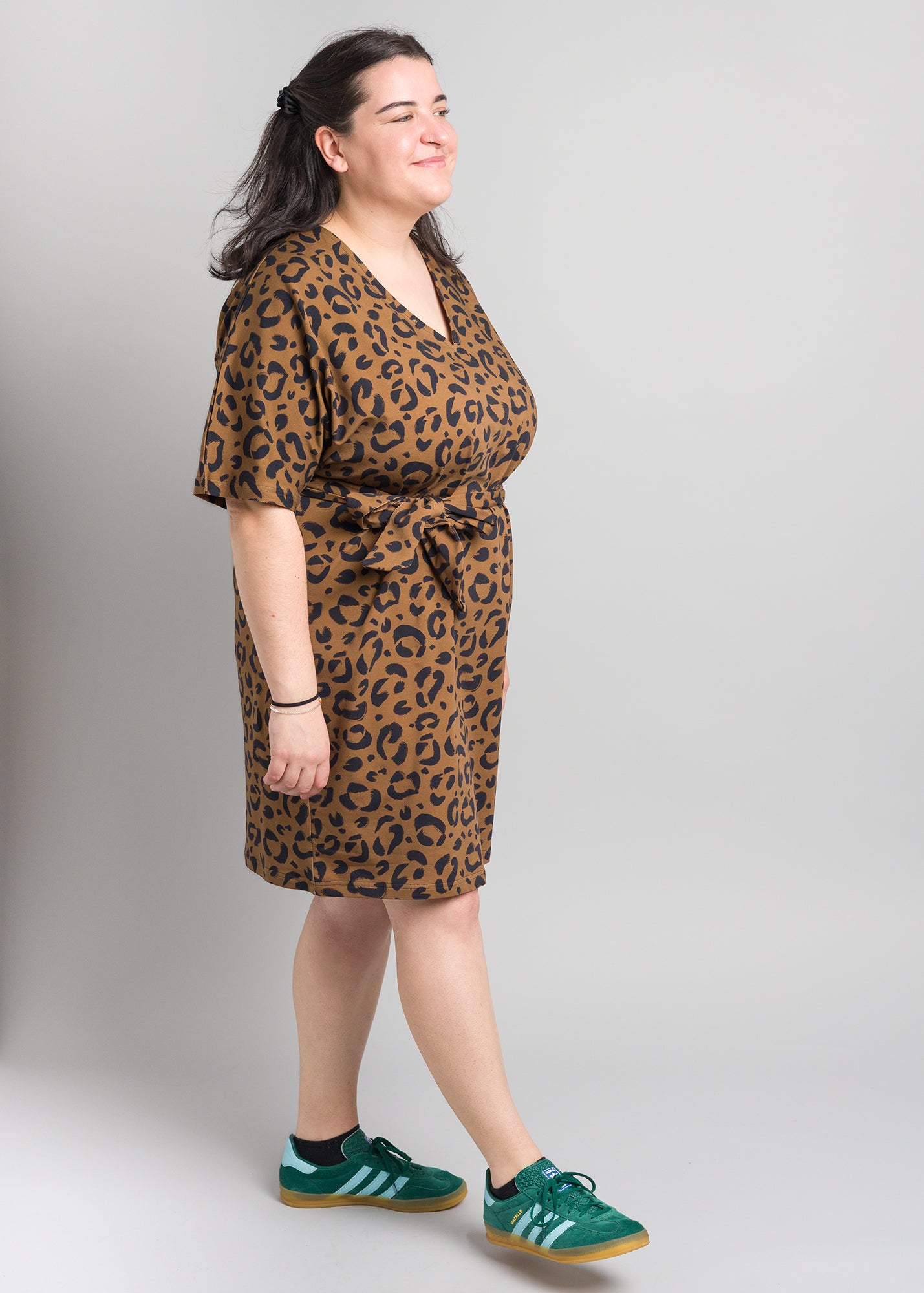 Flores trägt auf dem Foto 'Kumi' Größe L, Muster elastisch 'Leobert'