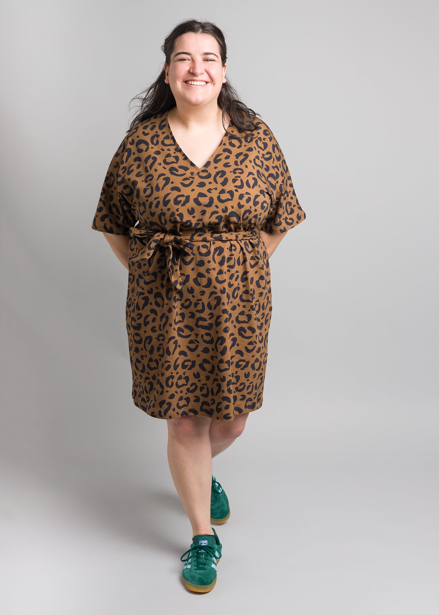 Flores trägt auf dem Foto 'Kumi' Größe L, Muster elastisch 'Leobert'