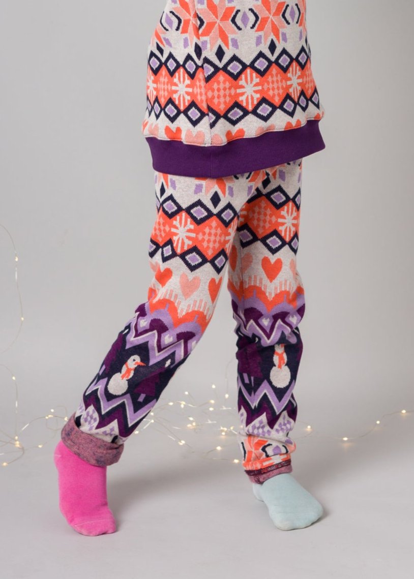 Ronja ist auf dem Foto 5 Jahre alt und trägt Größe 122/128