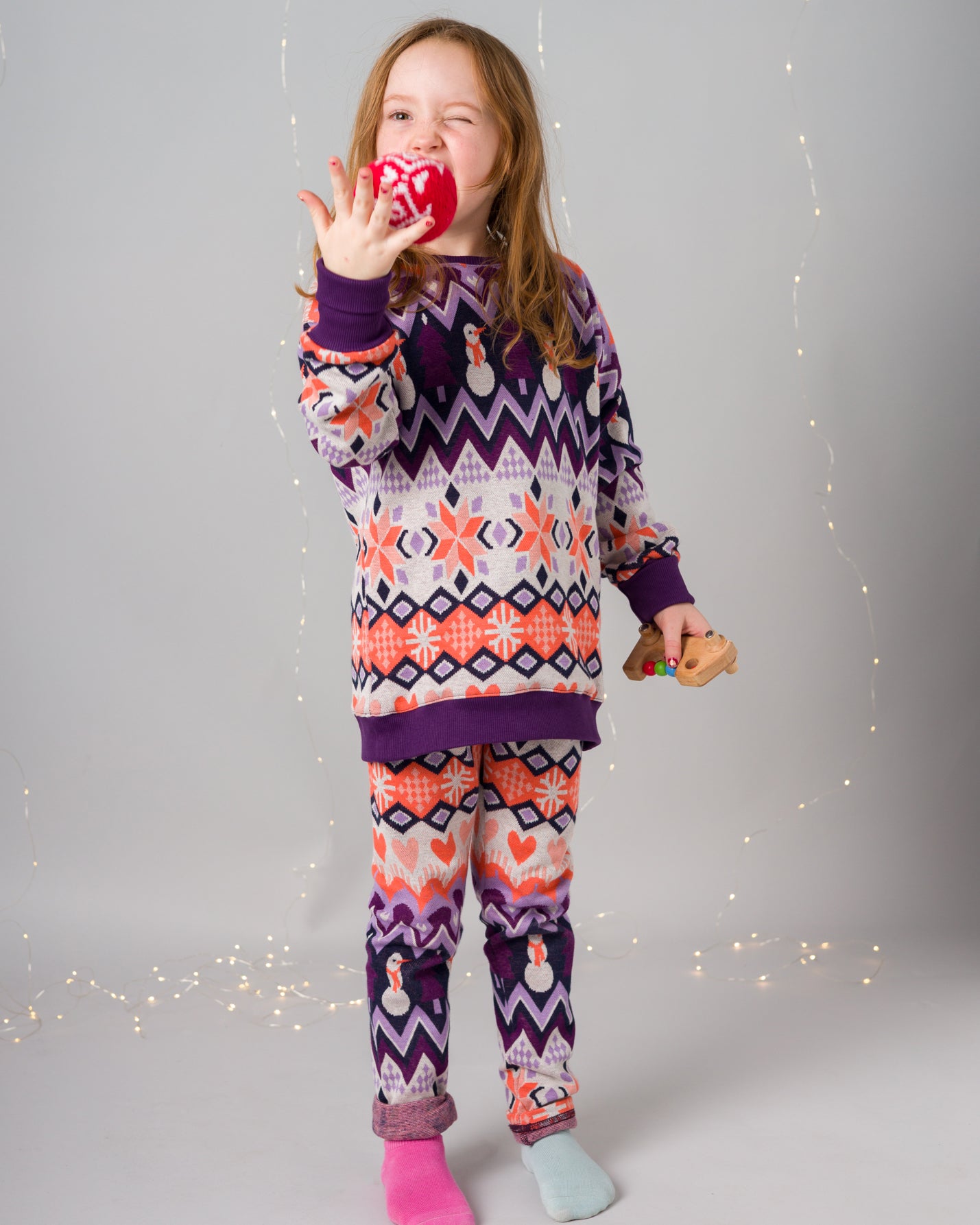 Ronja ist auf dem Foto 5 Jahre alt und trägt Größe 122/128