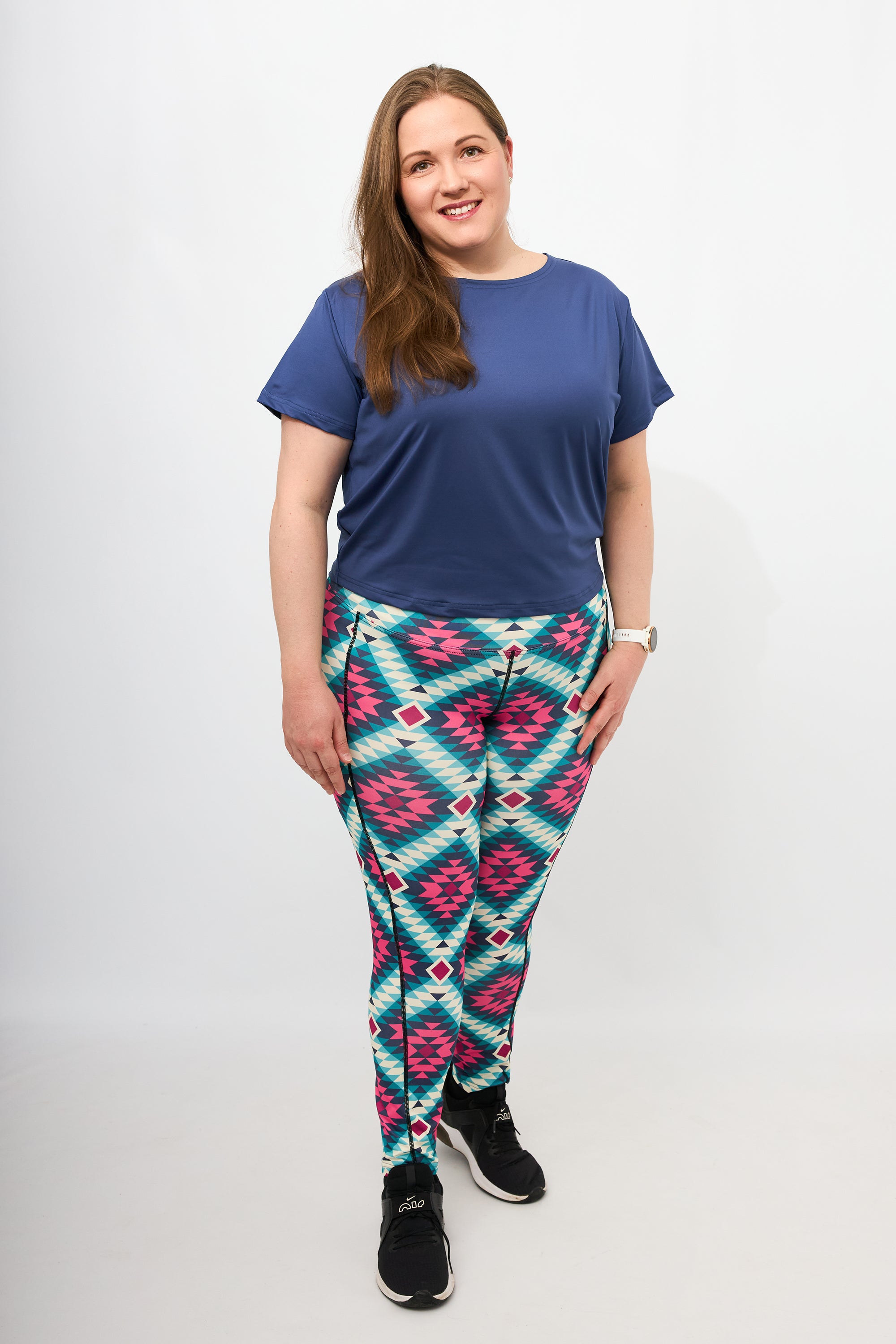 Dunja trägt auf dem Foto 'Gerda' Größe XXL, Activewear 'blau' und 'Kathrine' Sport-Leggins Größe XXL, Activewear 'Rauten'