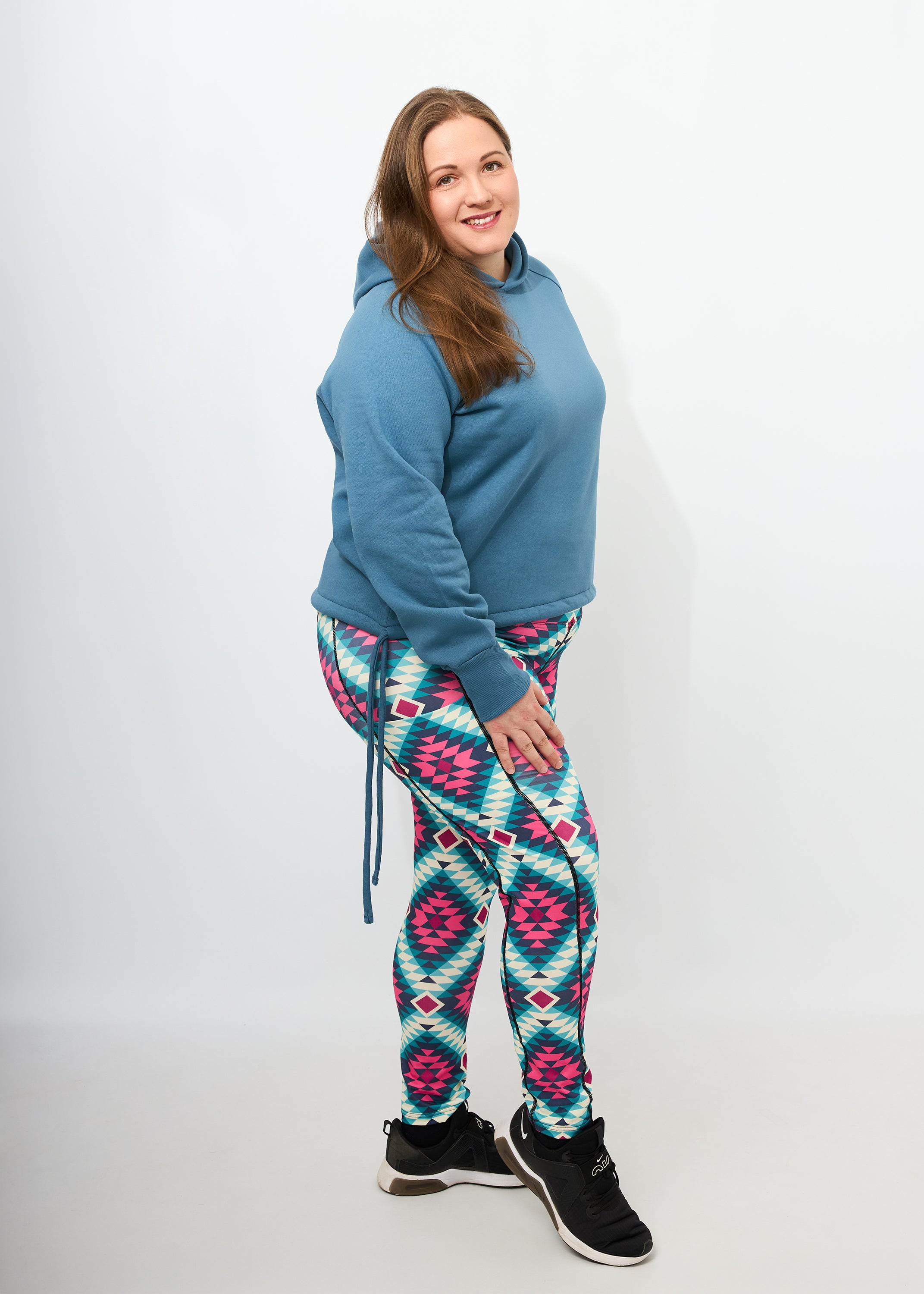 Dunja trägt auf dem Foto 'Hella' Größe XXL, Sweat 'Regen' und 'Kathrine' Sport-Leggins Größe XXL, Activewear 'Rauten'