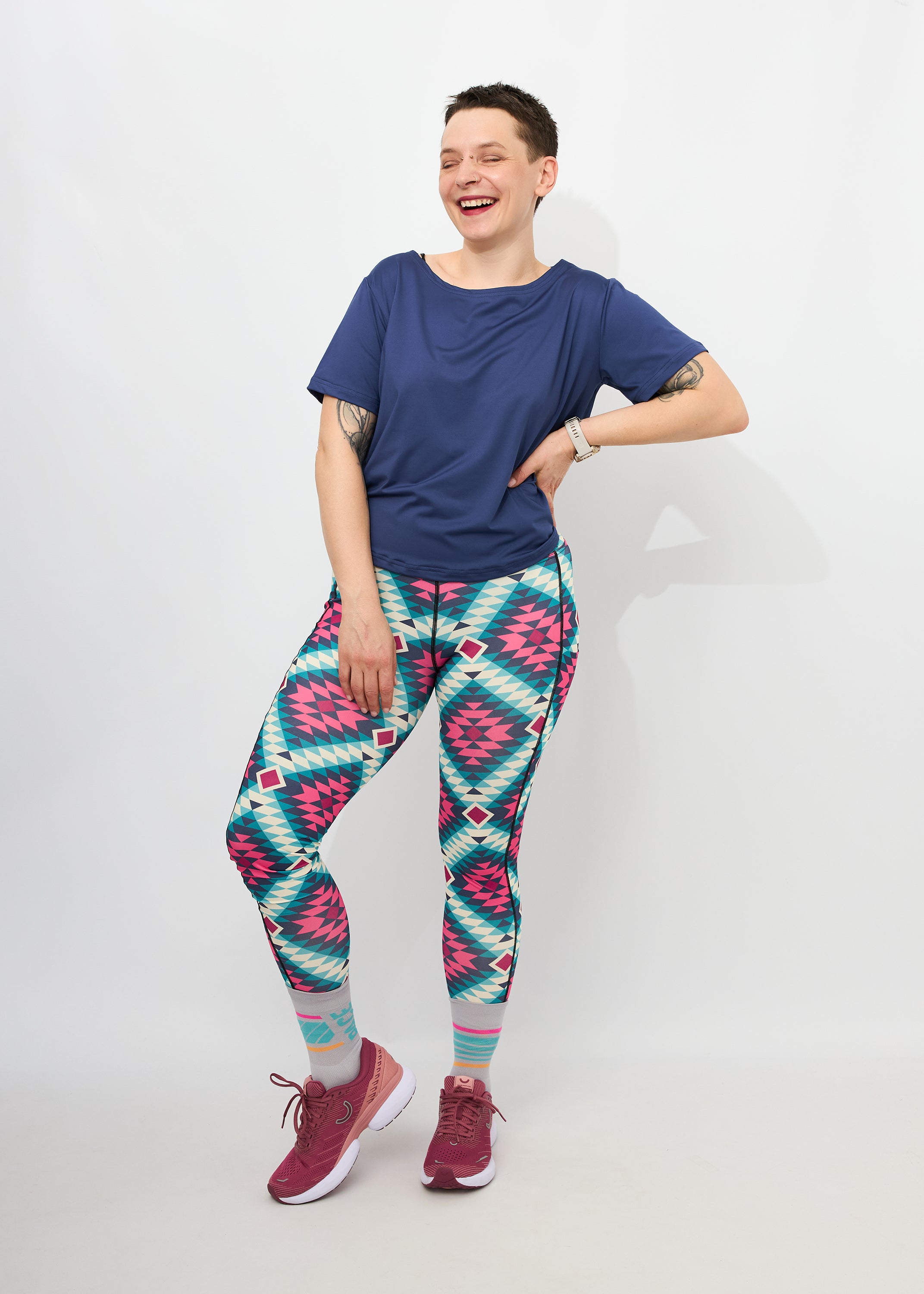 Melly trägt auf dem Foto 'Gerda' Größe S, Activewear 'blau' und 'Kathrine' Sport-Leggins Größe S, Activewear 'Rauten'