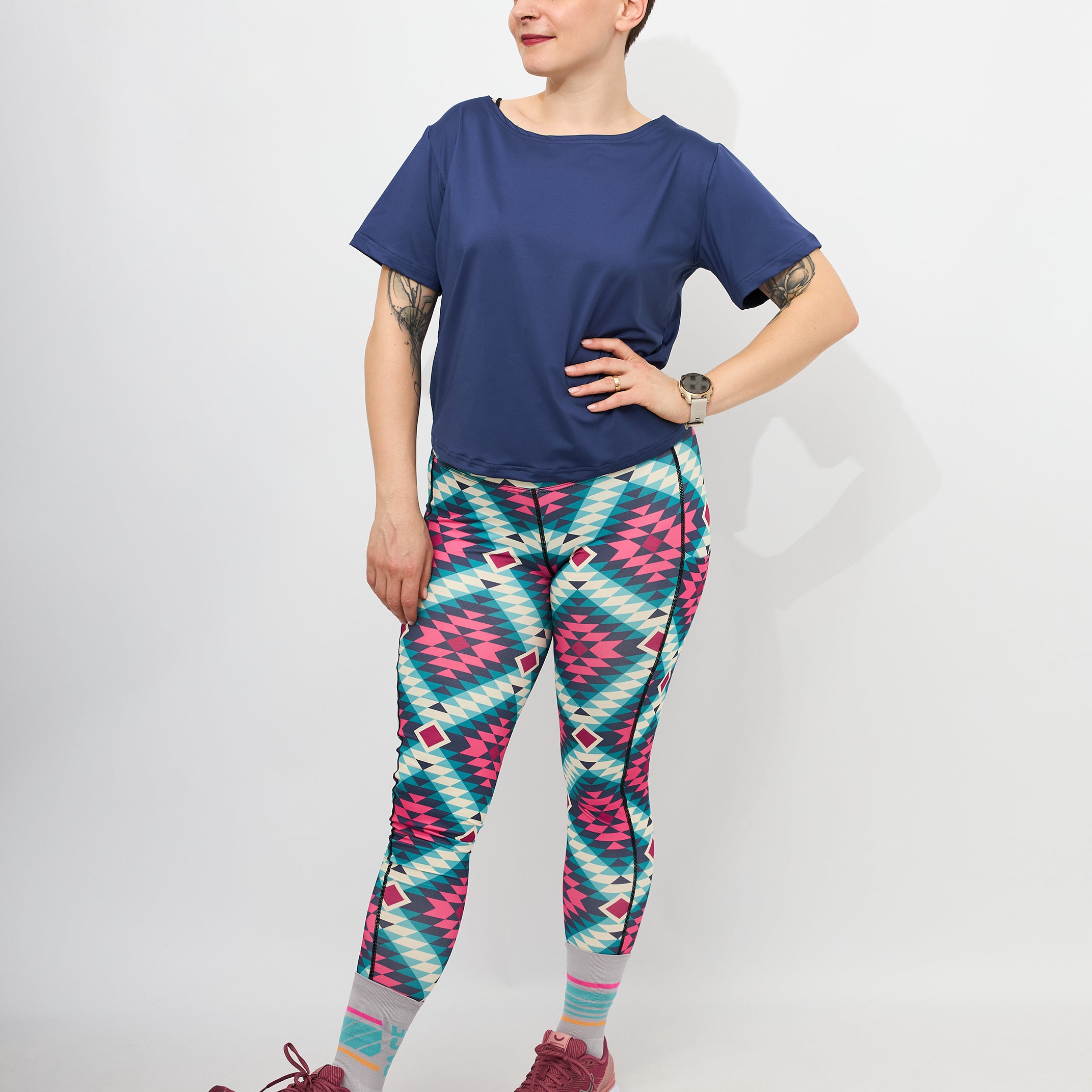 Melly trägt auf dem Foto 'Gerda' Größe S, Activewear 'blau' und 'Kathrine' Sport-Leggins Größe S, Activewear 'Rauten'