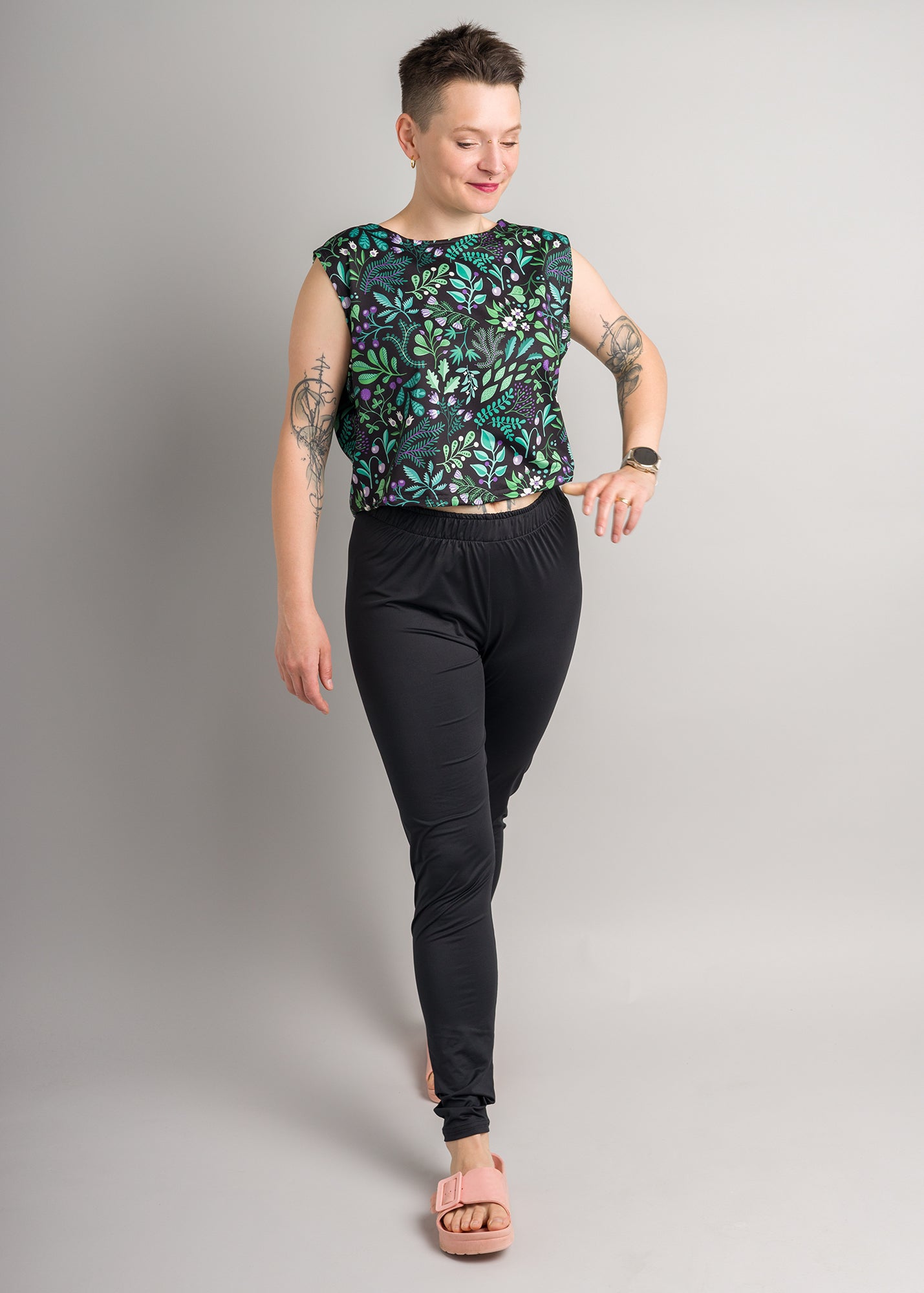 Melly trägt auf dem Foto 'Gerda' Größe S, Funktionsstoff 'Botanicals' und 'Lea' Größe L, Funktionsstoff schwarz