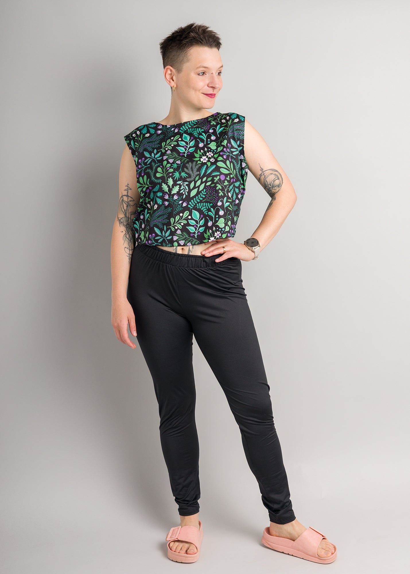 Melly trägt auf dem Foto 'Gerda' Größe S, Funktionsstoff 'Botanicals' und 'Lea' Größe L, Funktionsstoff schwarz