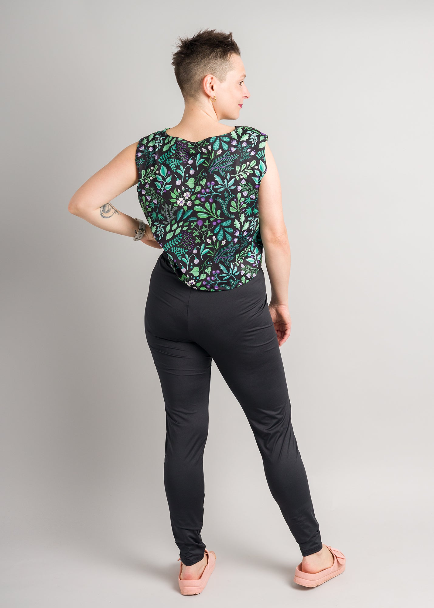 Melly trägt auf dem Foto 'Gerda' Größe S, Funktionsstoff 'Botanicals' und 'Lea' Größe L, Funktionsstoff schwarz