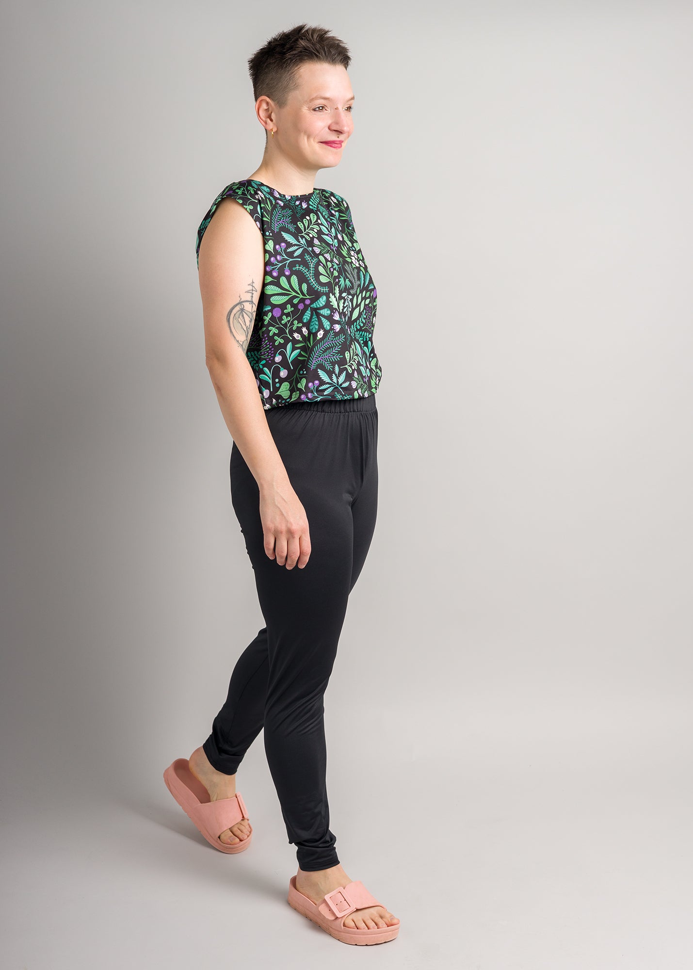 Melly trägt auf dem Foto 'Gerda' Größe S, Funktionsstoff 'Botanicals' und 'Lea' Größe L, Funktionsstoff schwarz