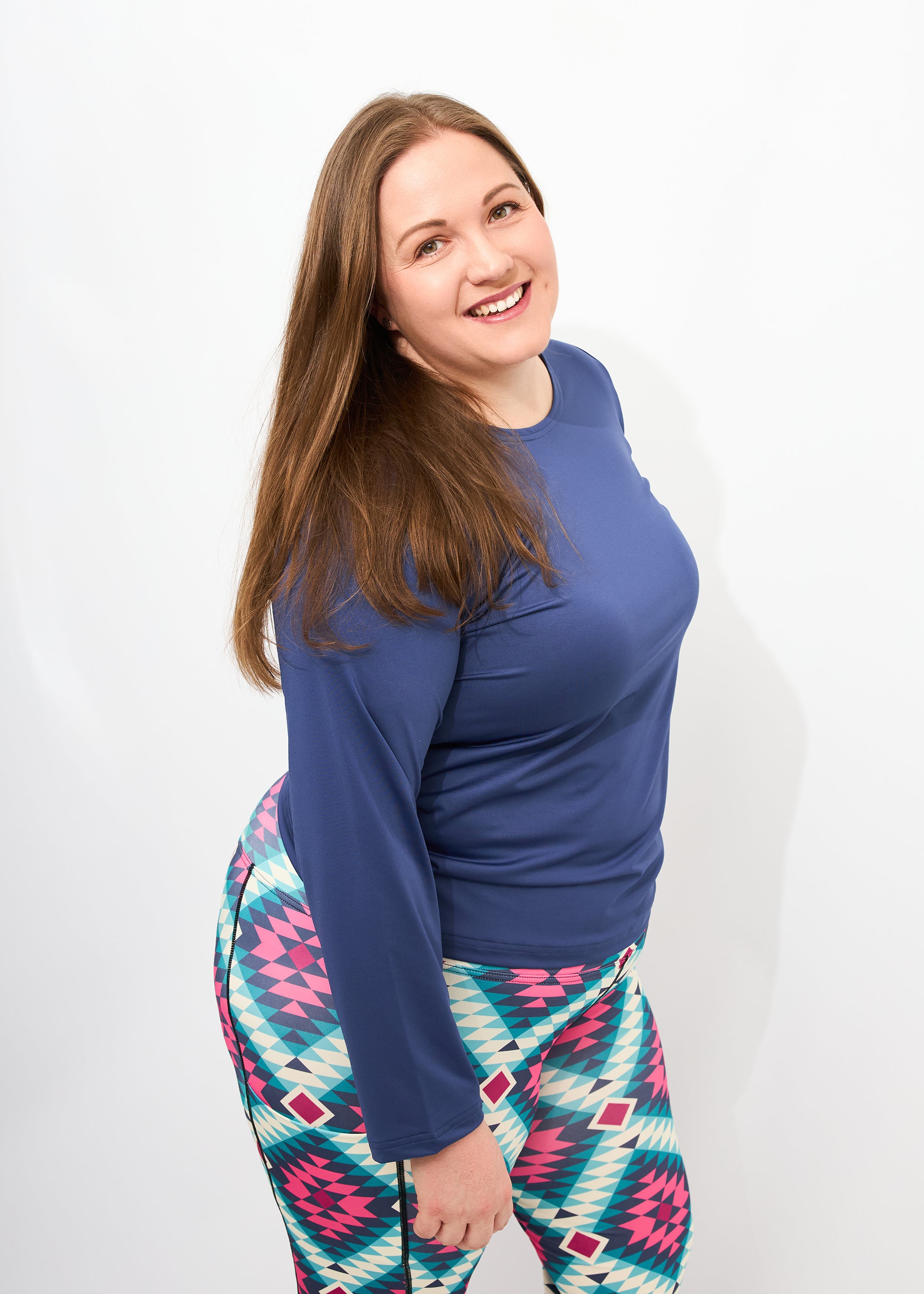 Dunja trägt auf dem Foto 'Bina' Größe XXL, Activewear 'Blau' und 'Kathrine' Sport-Leggins Größe XXL, Activewear 'Rauten'