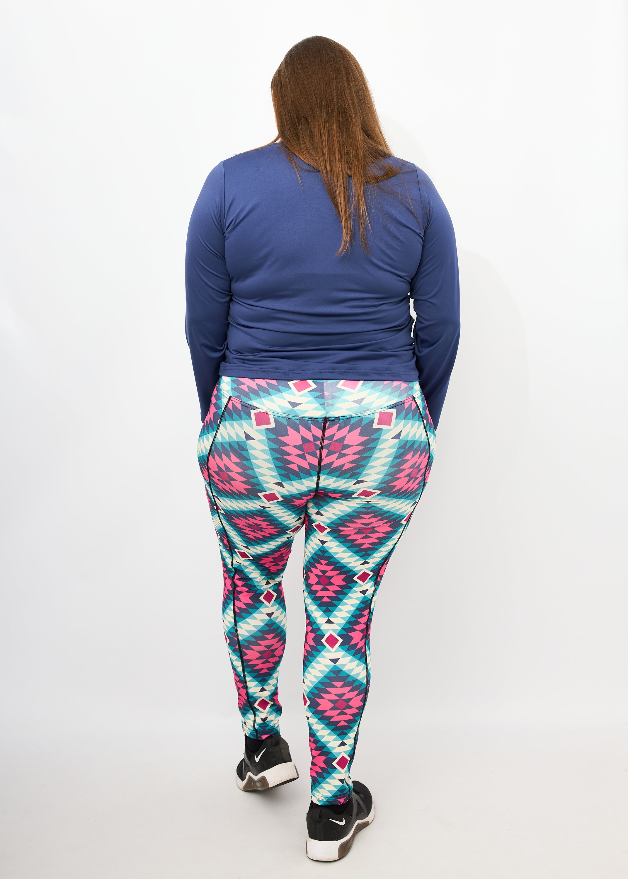 Dunja trägt auf dem Foto 'Bina' Größe XXL, Activewear 'Blau' und 'Kathrine' Sport-Leggins Größe XXL, Activewear 'Rauten'