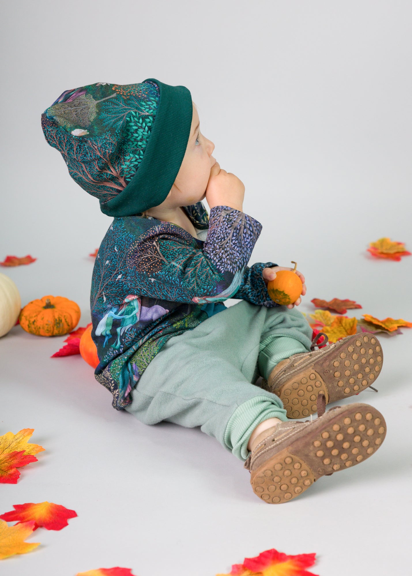 Mads ist auf dem Foto 13 Monate alt und trägt Größe 3, Momo Fleece