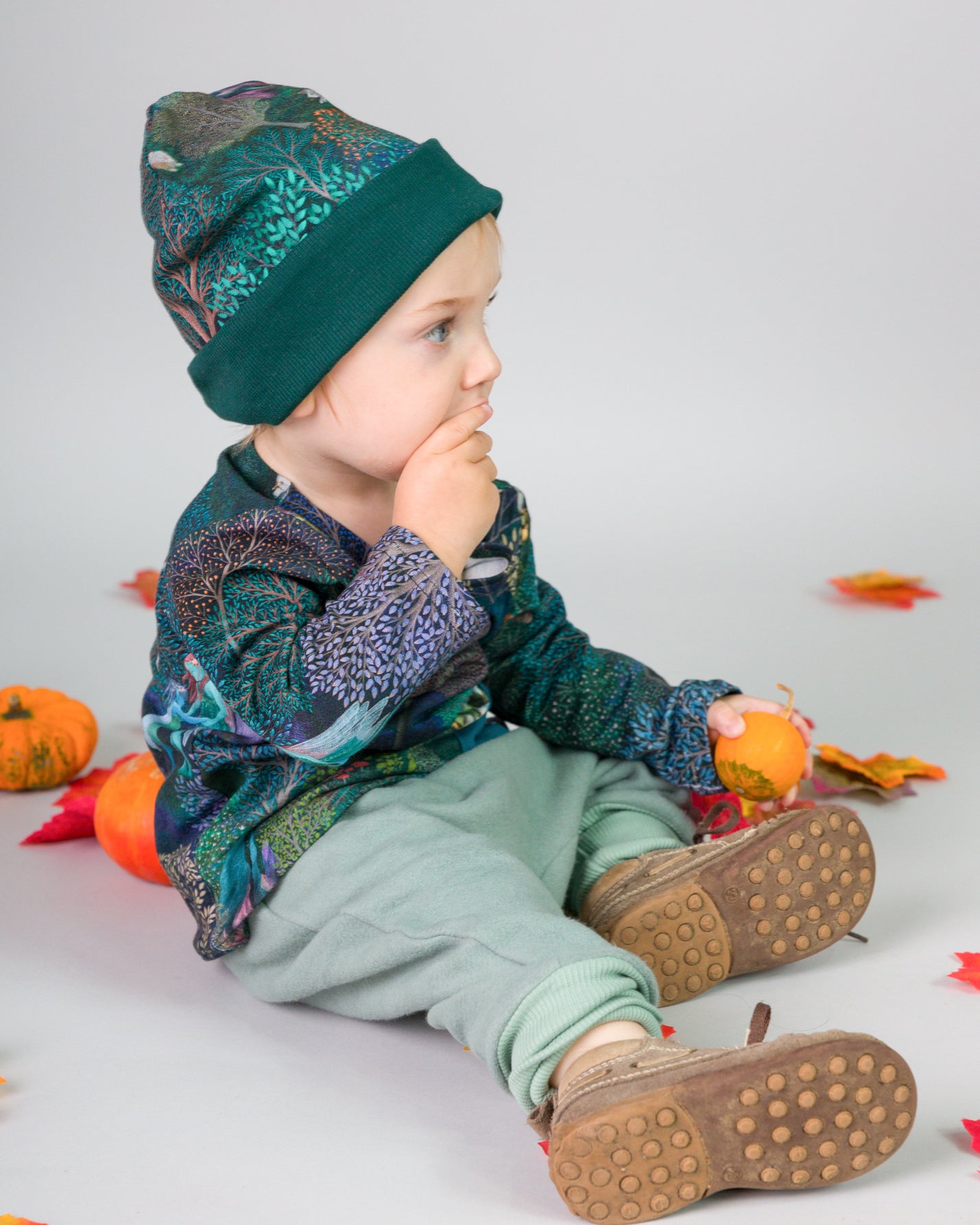 Mads ist auf dem Foto 13 Monate alt und trägt Größe 3, Momo Fleece