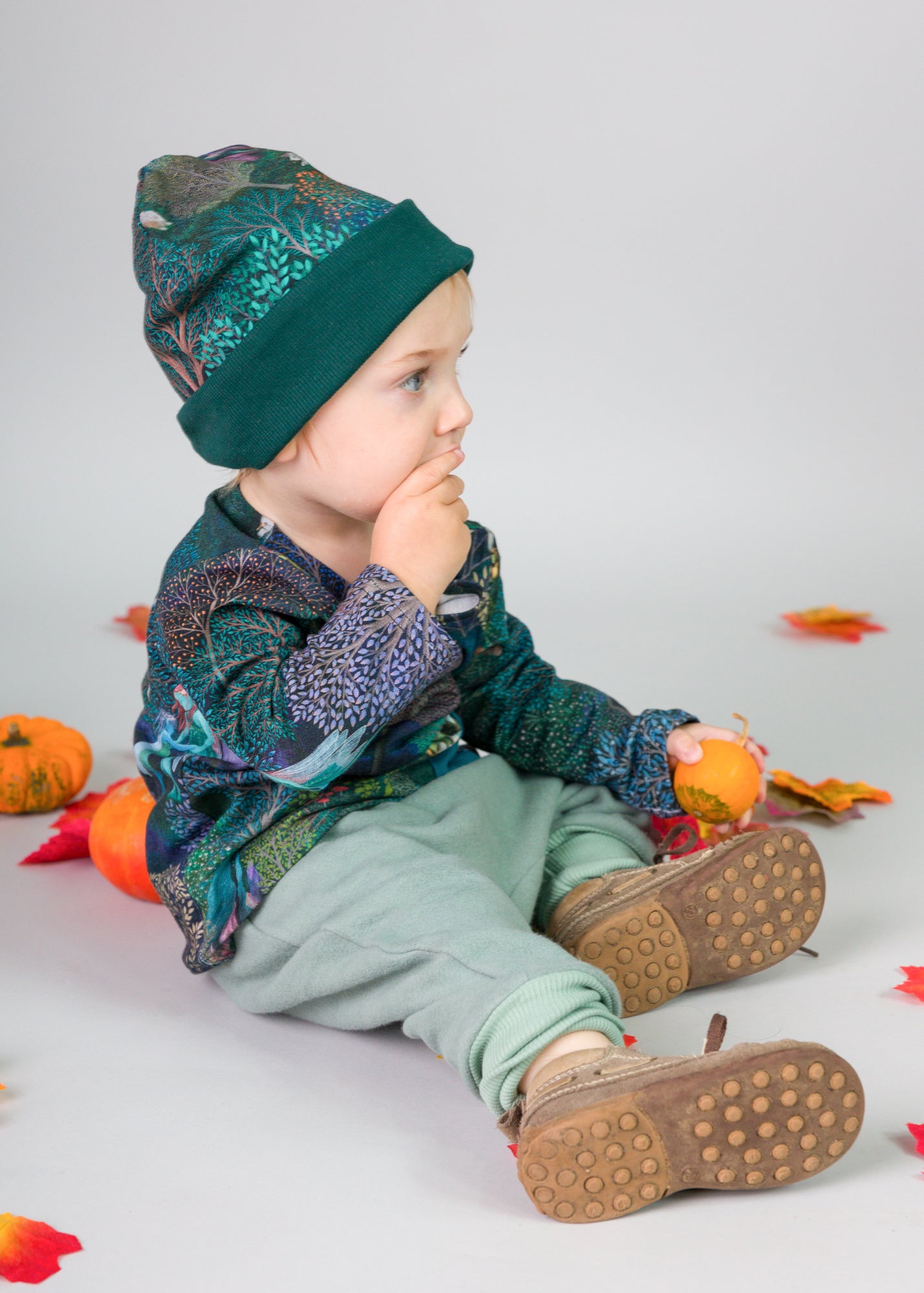 Mads ist auf dem Foto 13 Monate alt und trägt Größe 3, Momo Fleece