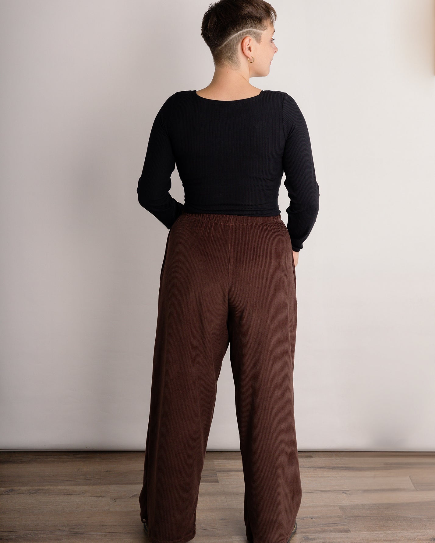 Melly trägt auf dem Foto 'Marlene' Größe M, Velvet-Cord braun und 'Clara' Größe M, Rippjersey schwarz