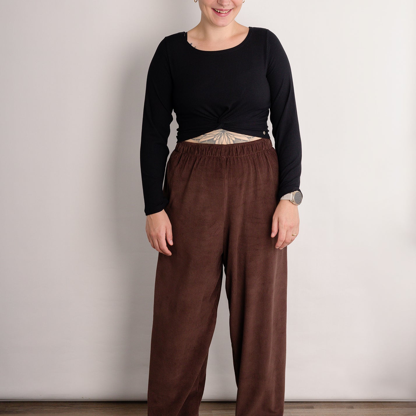 Melly trägt auf dem Foto 'Marlene' Größe M, Velvet-Cord braun und 'Clara' Größe M, Rippjersey schwarz