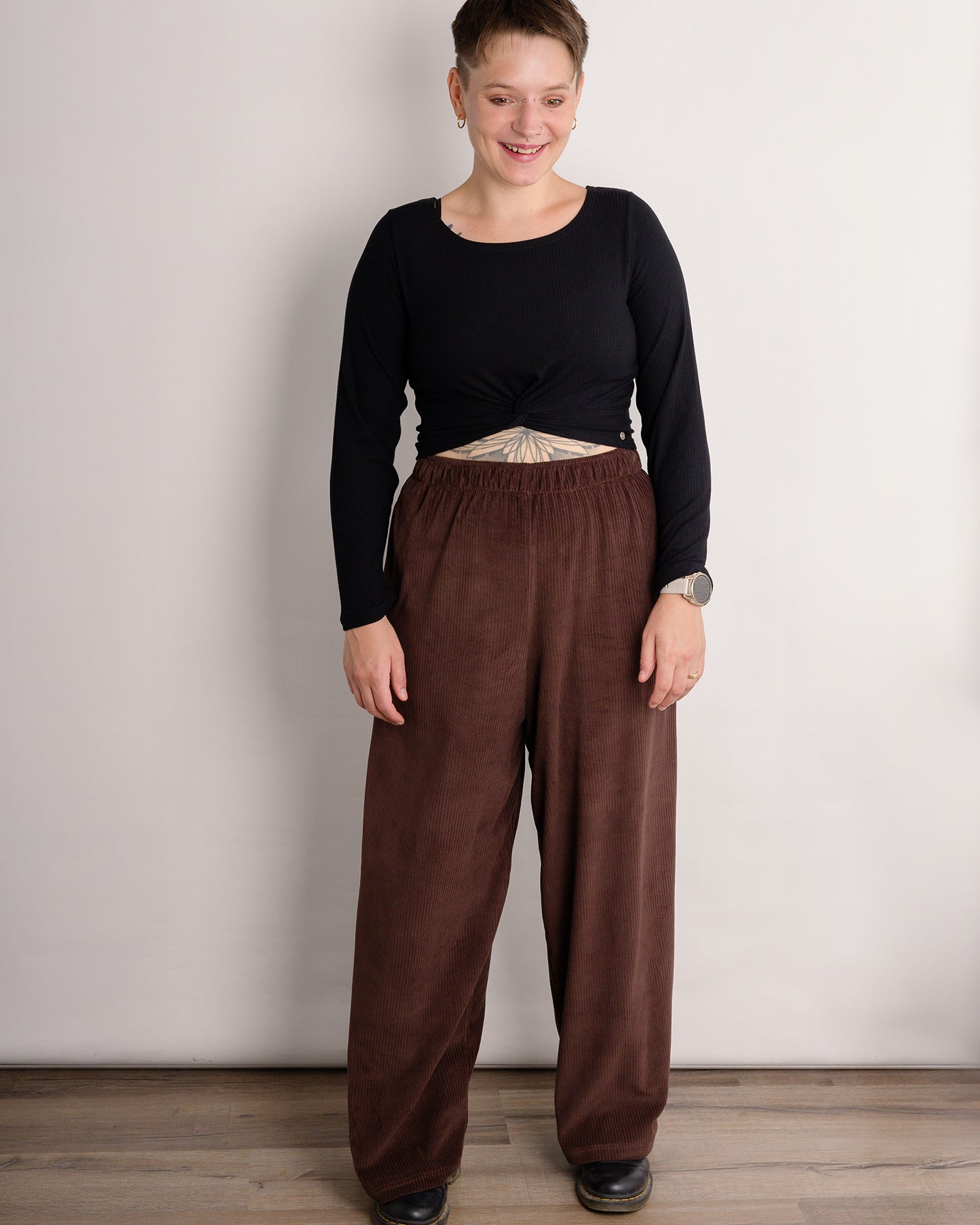 Melly trägt auf dem Foto 'Marlene' Größe M, Velvet-Cord braun und 'Clara' Größe M, Rippjersey schwarz