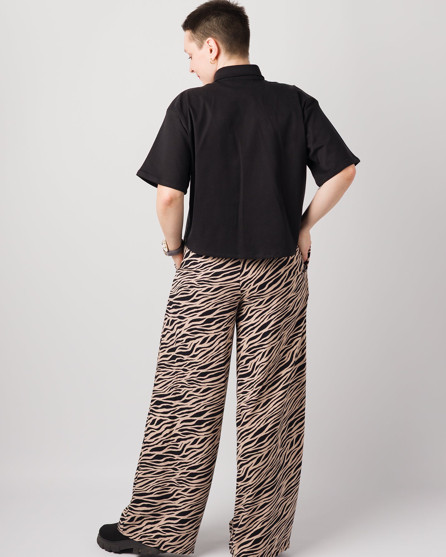 Melly trägt auf den Fotos 'Marlene' Größe S, EcoVero 'Zebra' und 'Berta' Größe S, Tenceltwill schwarz