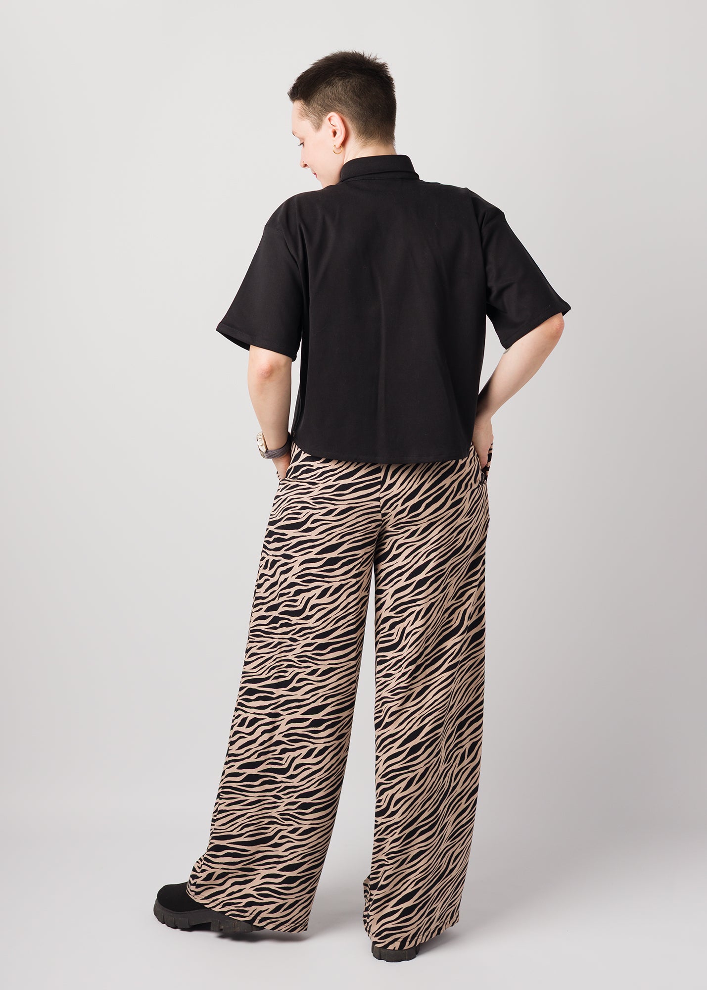 Melly trägt auf den Fotos 'Marlene' Größe S, EcoVero 'Zebra' und 'Berta' Größe S, Tenceltwill schwarz