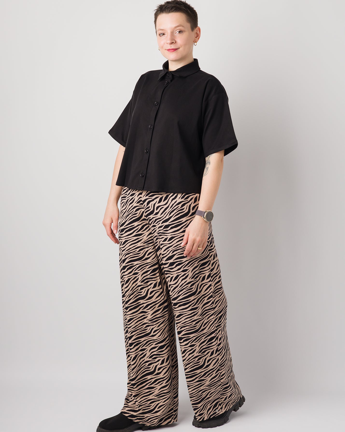 Melly trägt auf den Fotos 'Marlene' Größe S, EcoVero 'Zebra' und 'Berta' Größe S, Tenceltwill schwarz