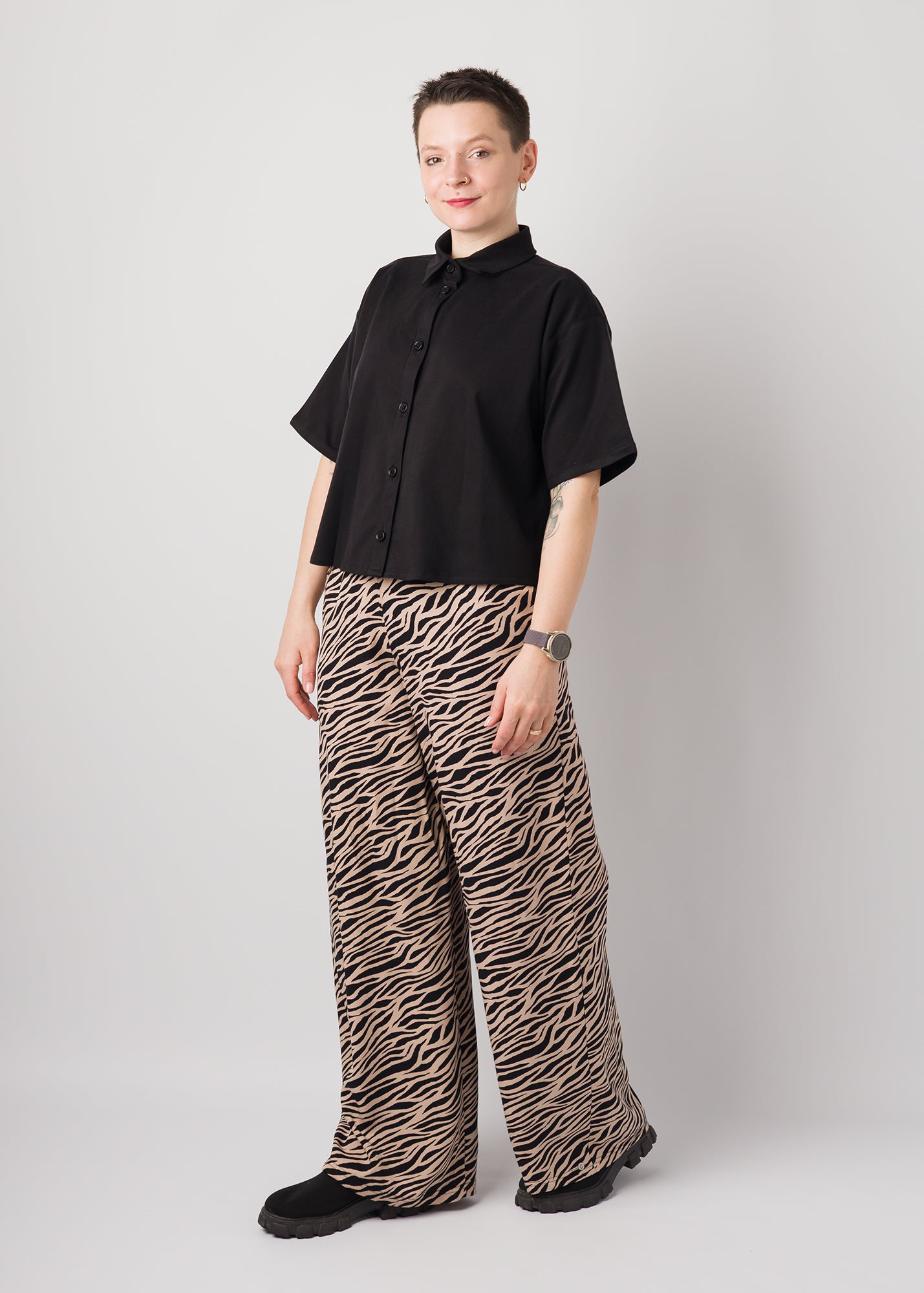 Melly trägt auf den Fotos 'Marlene' Größe S, EcoVero 'Zebra' und 'Berta' Größe S, Tenceltwill schwarz