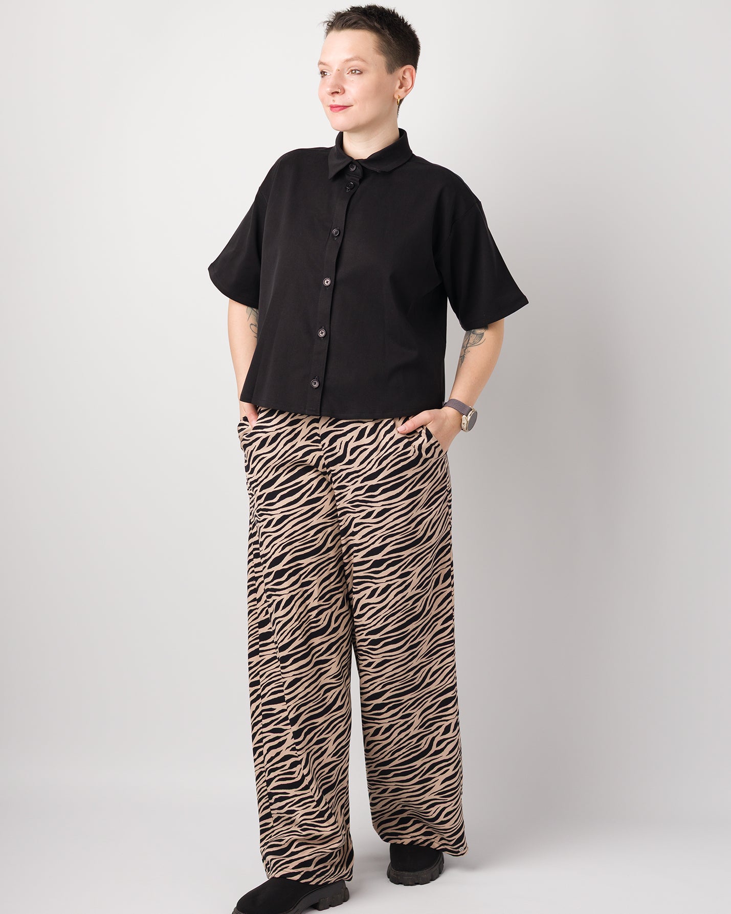 Melly trägt auf den Fotos 'Marlene' Größe S, EcoVero und 'Berta' Größe S, Tenceltwill