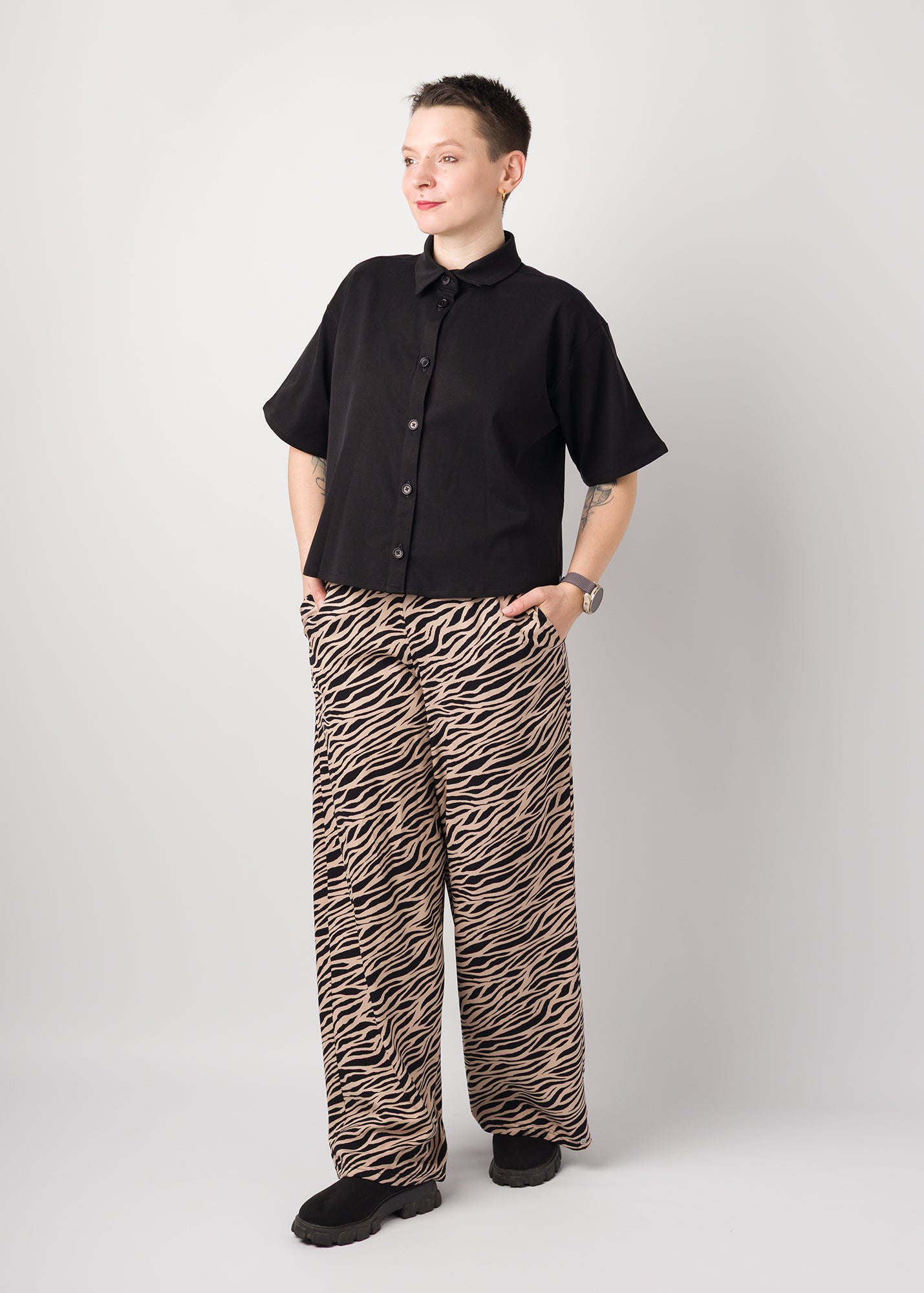 Melly trägt auf den Fotos 'Marlene' Größe S, EcoVero 'Zebra' und 'Berta' Größe S, Tenceltwill schwarz