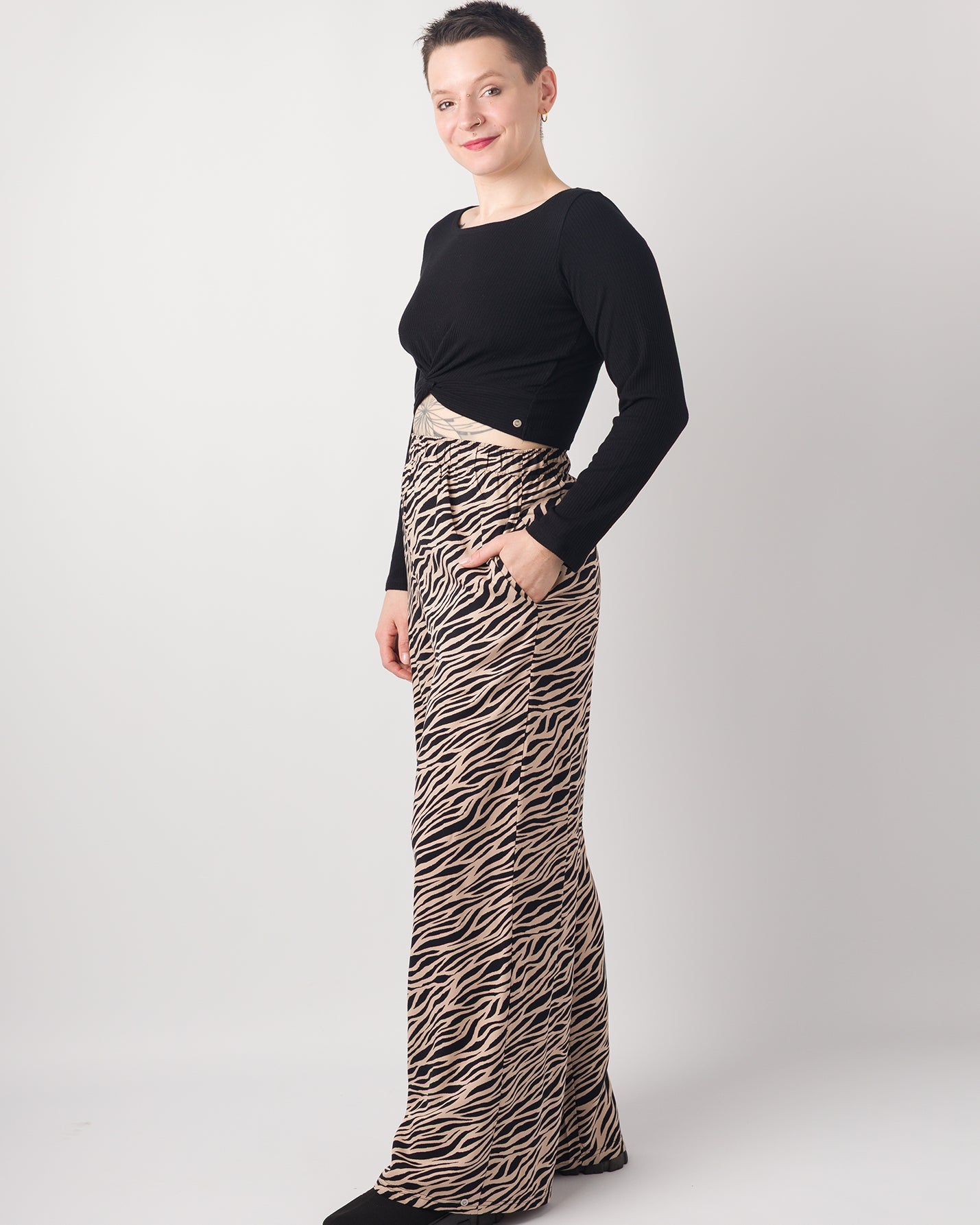 Melly trägt auf den Fotos 'Marlene' Größe S, EcoVero und 'Clara' Größe M, Rippjersey