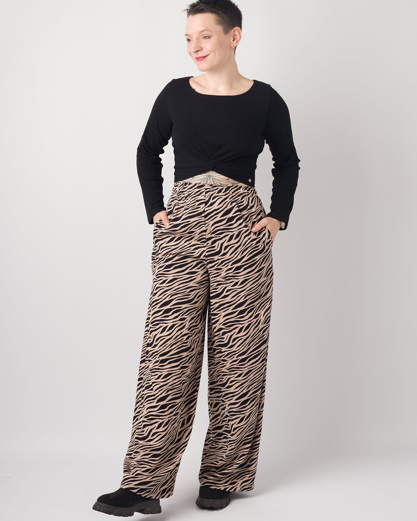 Melly trägt auf den Fotos 'Marlene' Größe S, EcoVero und 'Clara' Größe M, Rippjersey