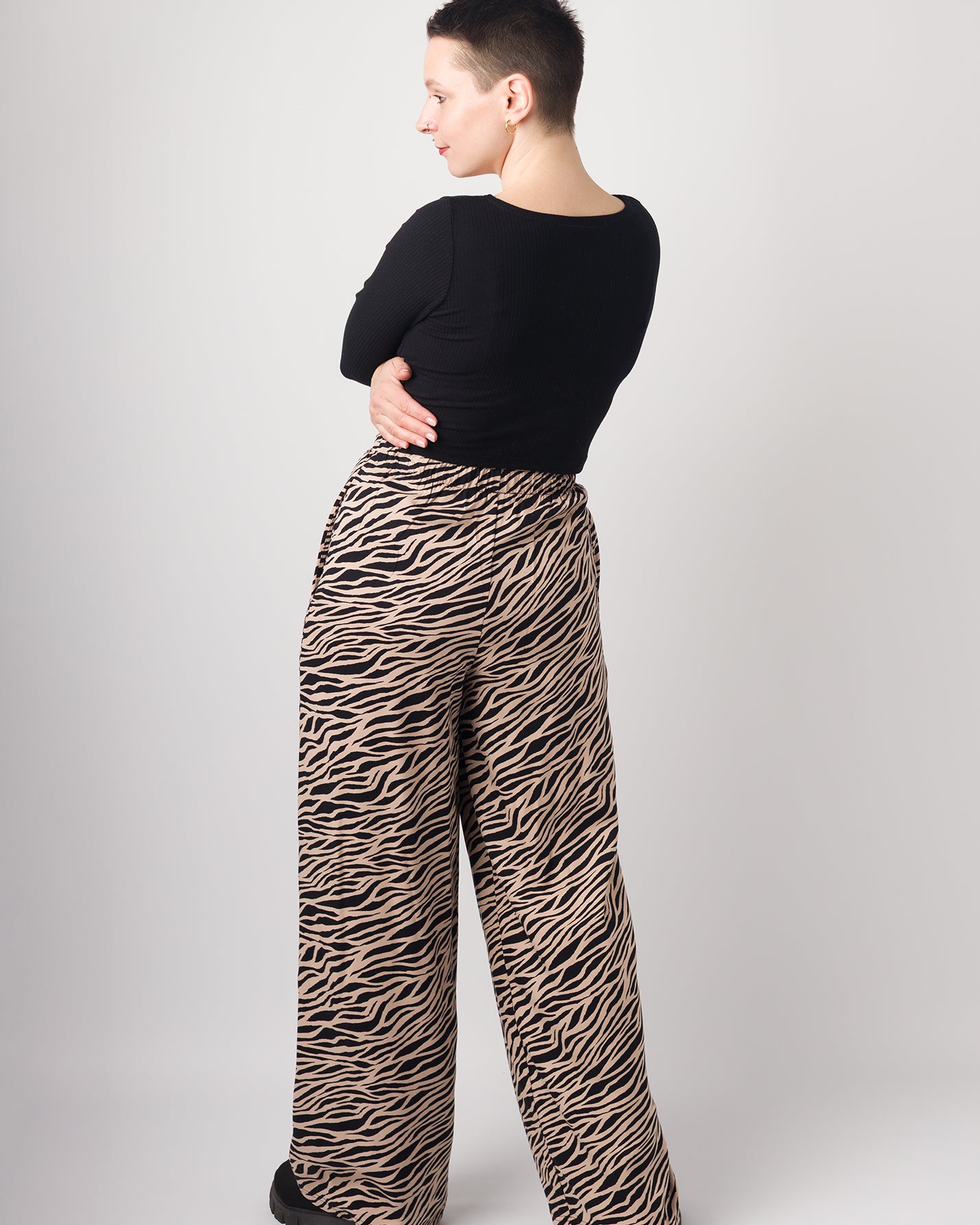 Melly trägt auf den Fotos 'Marlene' Größe S, EcoVero 'Zebra' und 'Clara' Größe M, Rippjersey schwarz