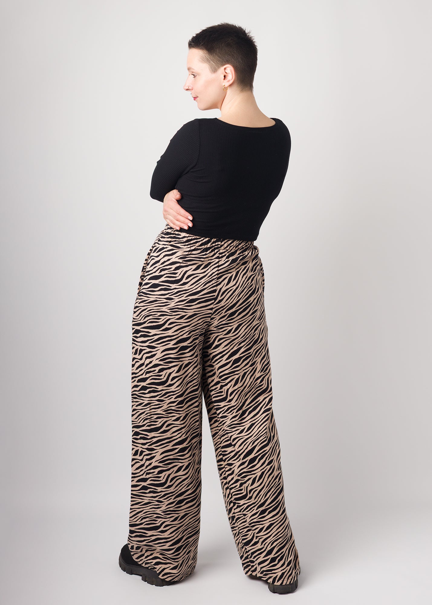 Melly trägt auf den Fotos 'Marlene' Größe S, EcoVero 'Zebra' und 'Clara' Größe M, Rippjersey schwarz