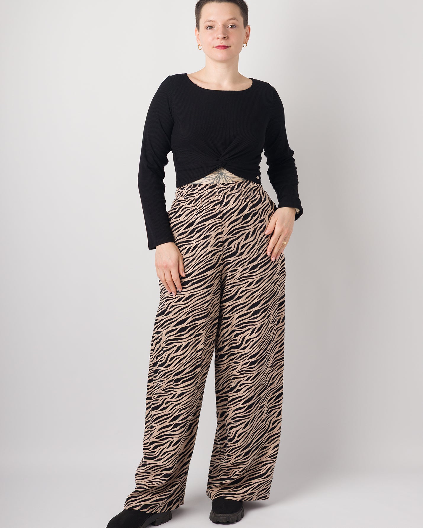 Melly trägt auf den Fotos 'Marlene' Größe S, EcoVero 'Zebra' und 'Clara' Größe M, Rippjersey schwarz