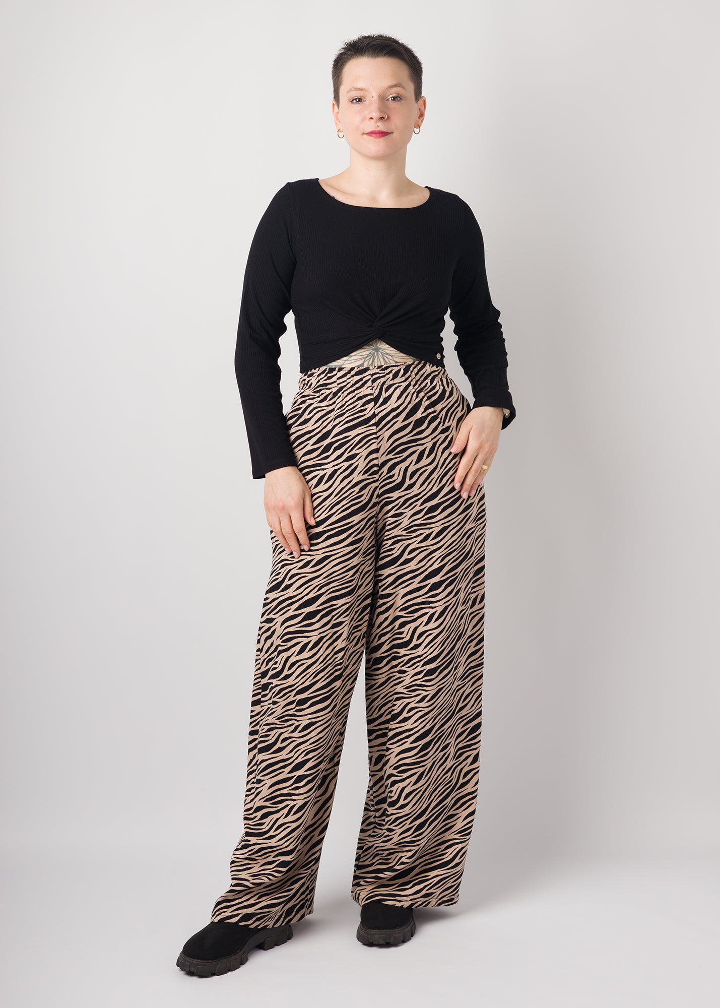 Melly trägt auf den Fotos 'Marlene' Größe S, EcoVero 'Zebra' und 'Clara' Größe M, Rippjersey schwarz