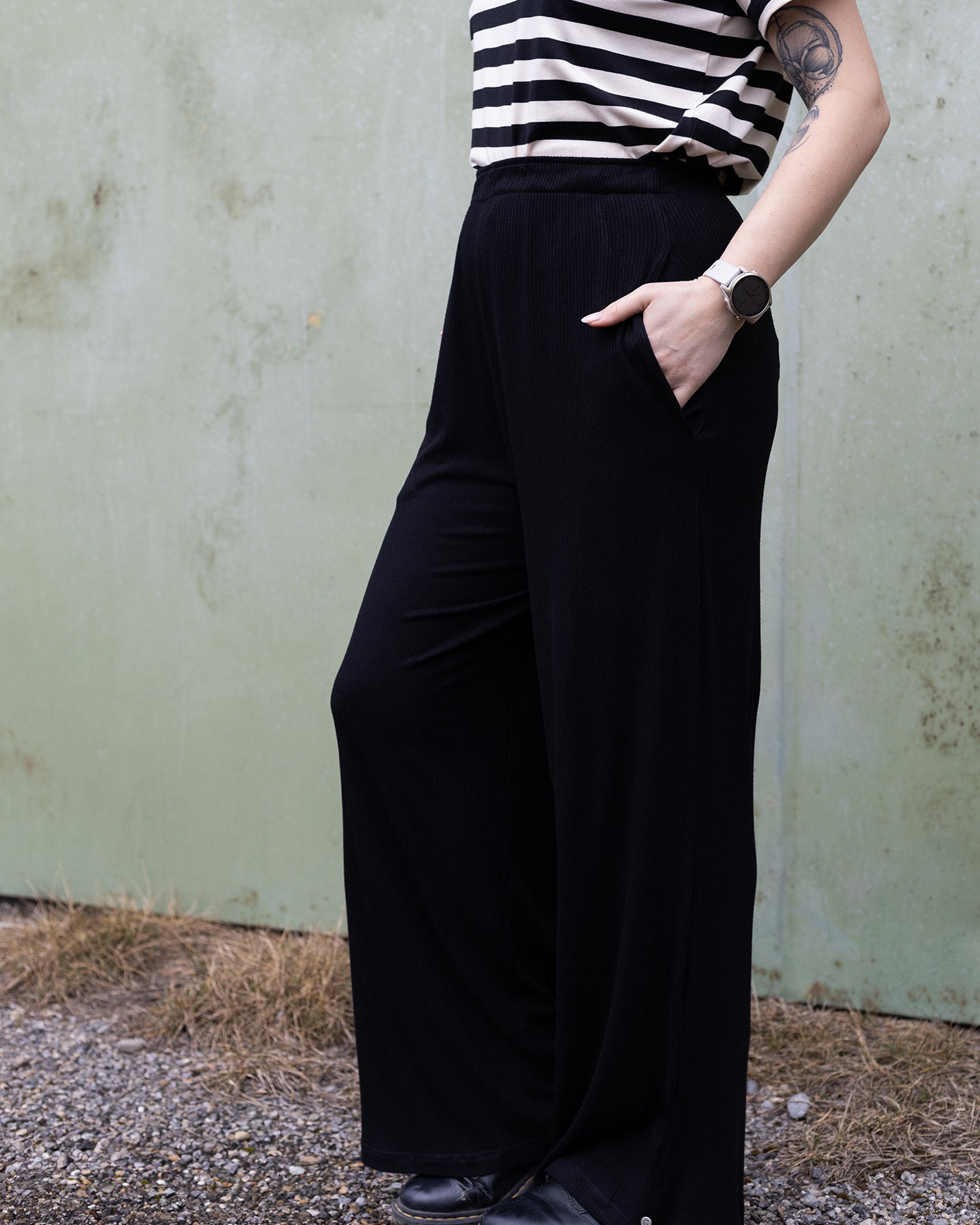 Melly trägt auf dem Foto 'Marlene' Größe M, Rippjersey schwarz