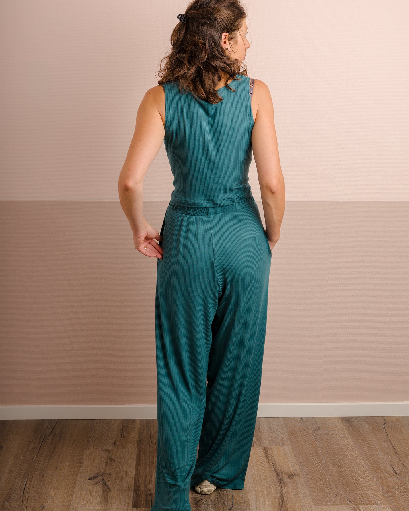 Mel trägt auf dem Foto 'Clara' Größe XS und 'Marlene' Größe XS, Rippjersey smaragd