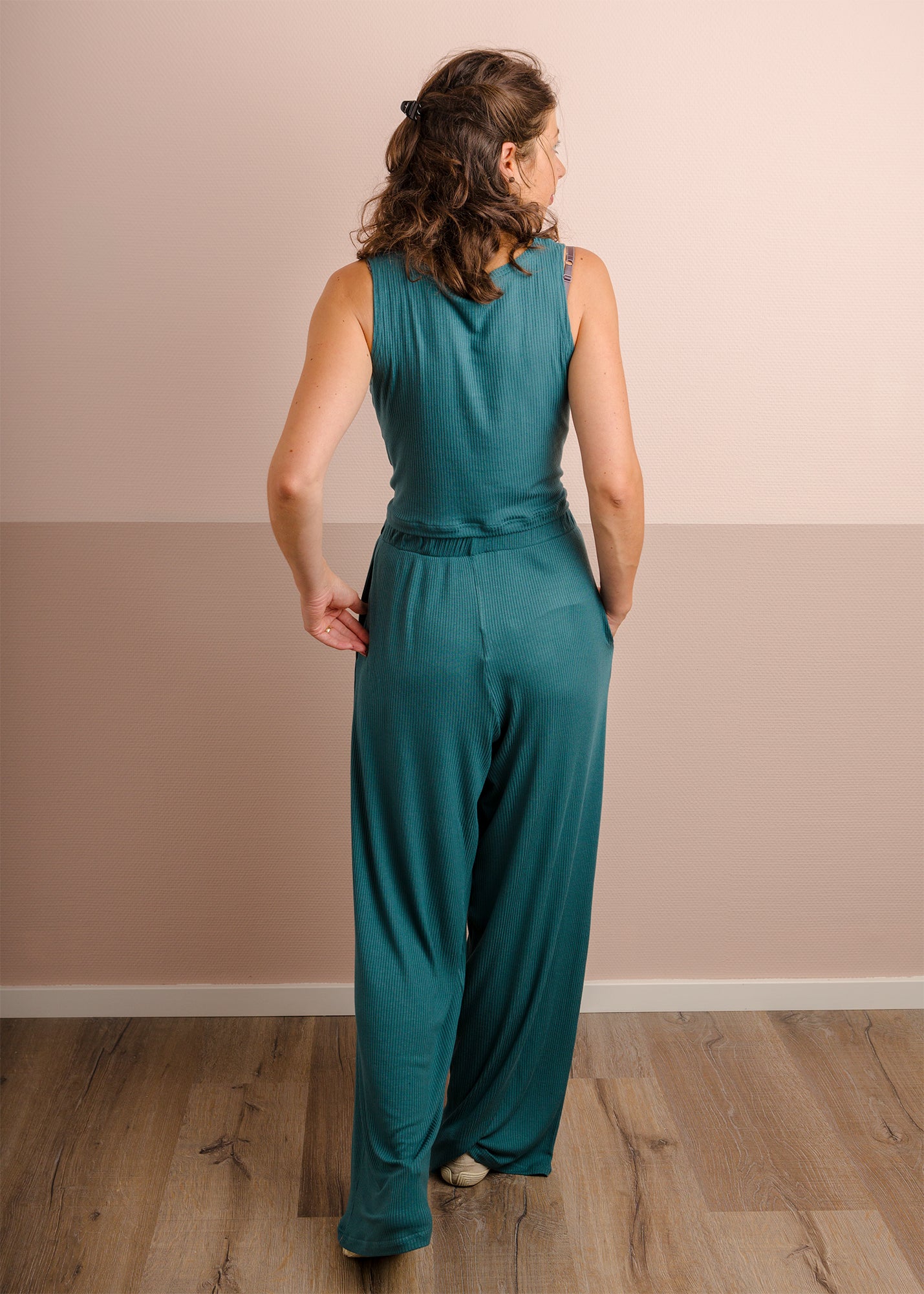 Mel trägt auf dem Foto 'Clara' Größe XS und 'Marlene' Größe XS, Rippjersey smaragd