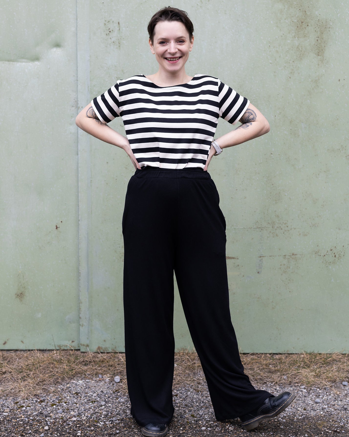 Melly trägt auf dem Foto 'Gerhart' Größe M, Streifen-Jersey schwarz und 'Marlene' Größe M, Rippjersey schwarz
