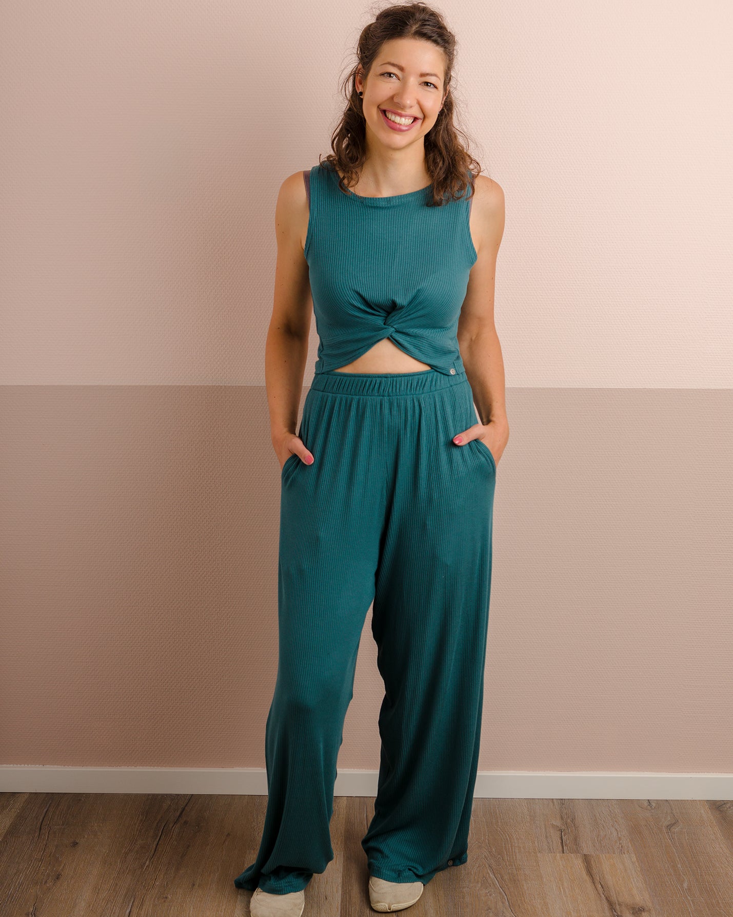 Mel trägt auf dem Foto 'Clara' Größe XS und 'Marlene' Größe XS, Rippjersey smaragd