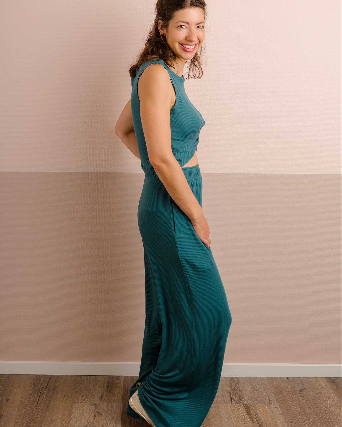 Mel trägt auf dem Foto 'Clara' Größe XS und 'Marlene' Größe XS, Rippjersey smaragd