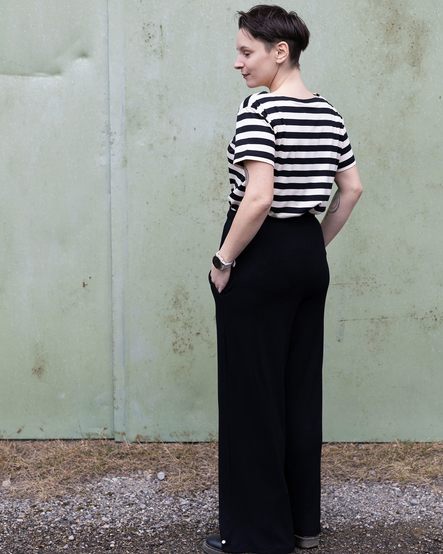 Melly trägt auf dem Foto 'Gerhart' Größe M, Streifen-Jersey schwarz und 'Marlene' Größe M, Rippjersey schwarz