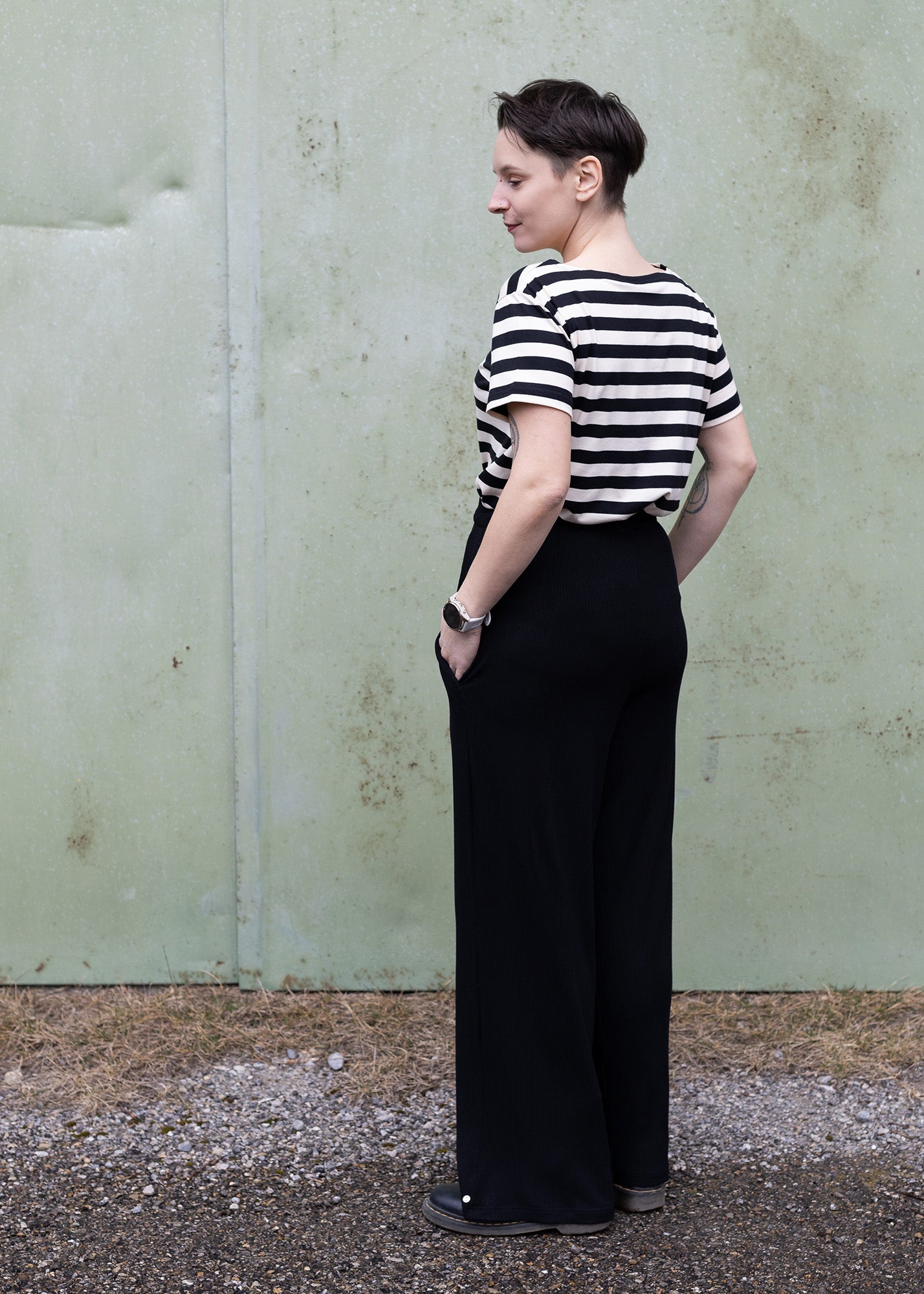 Melly trägt auf dem Foto 'Gerhart' Größe M, Streifen-Jersey schwarz und 'Marlene' Größe M, Rippjersey schwarz