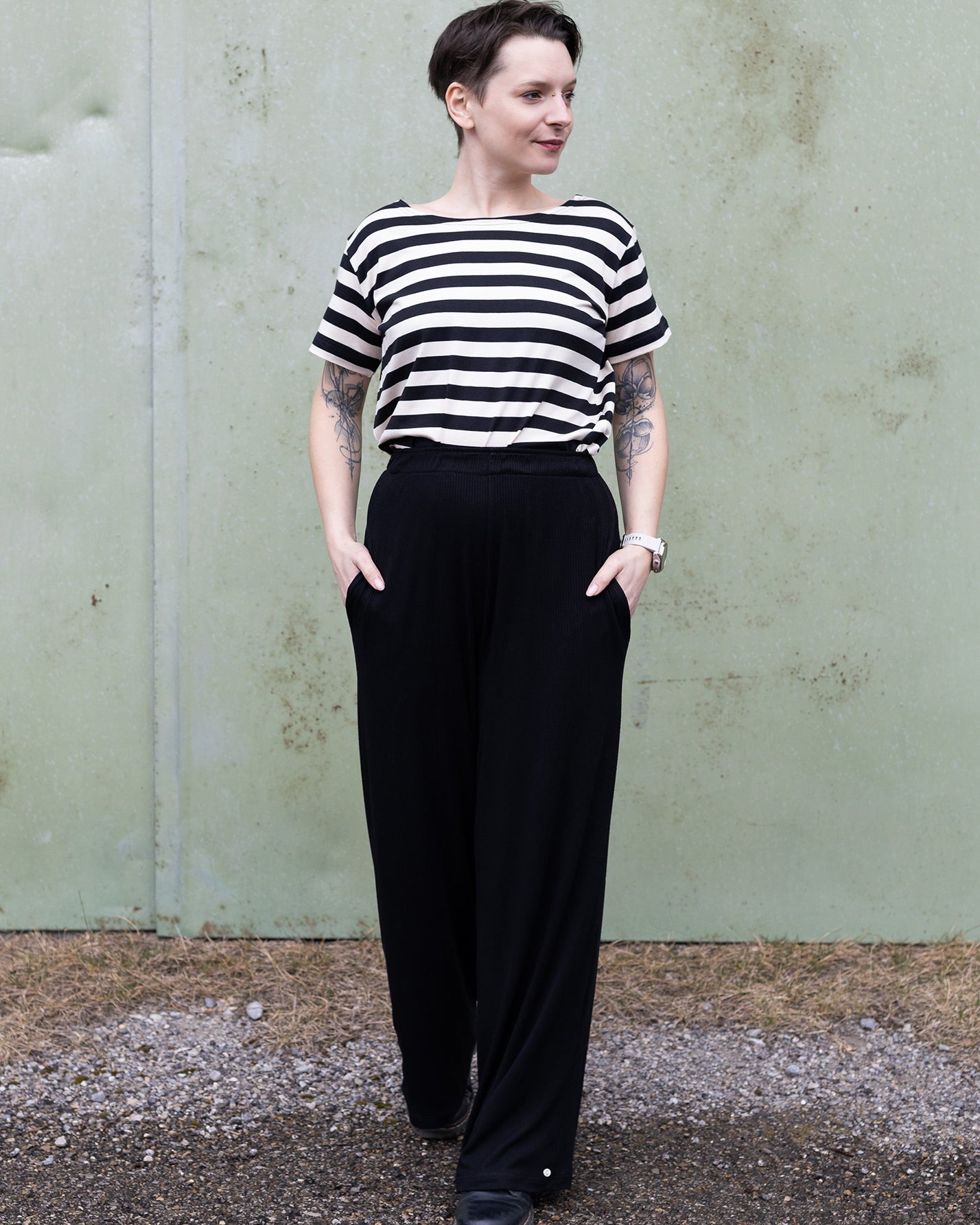 Melly trägt auf dem Foto 'Gerhart' Größe M, Streifen-Jersey schwarz und 'Marlene' Größe M, Rippjersey schwarz