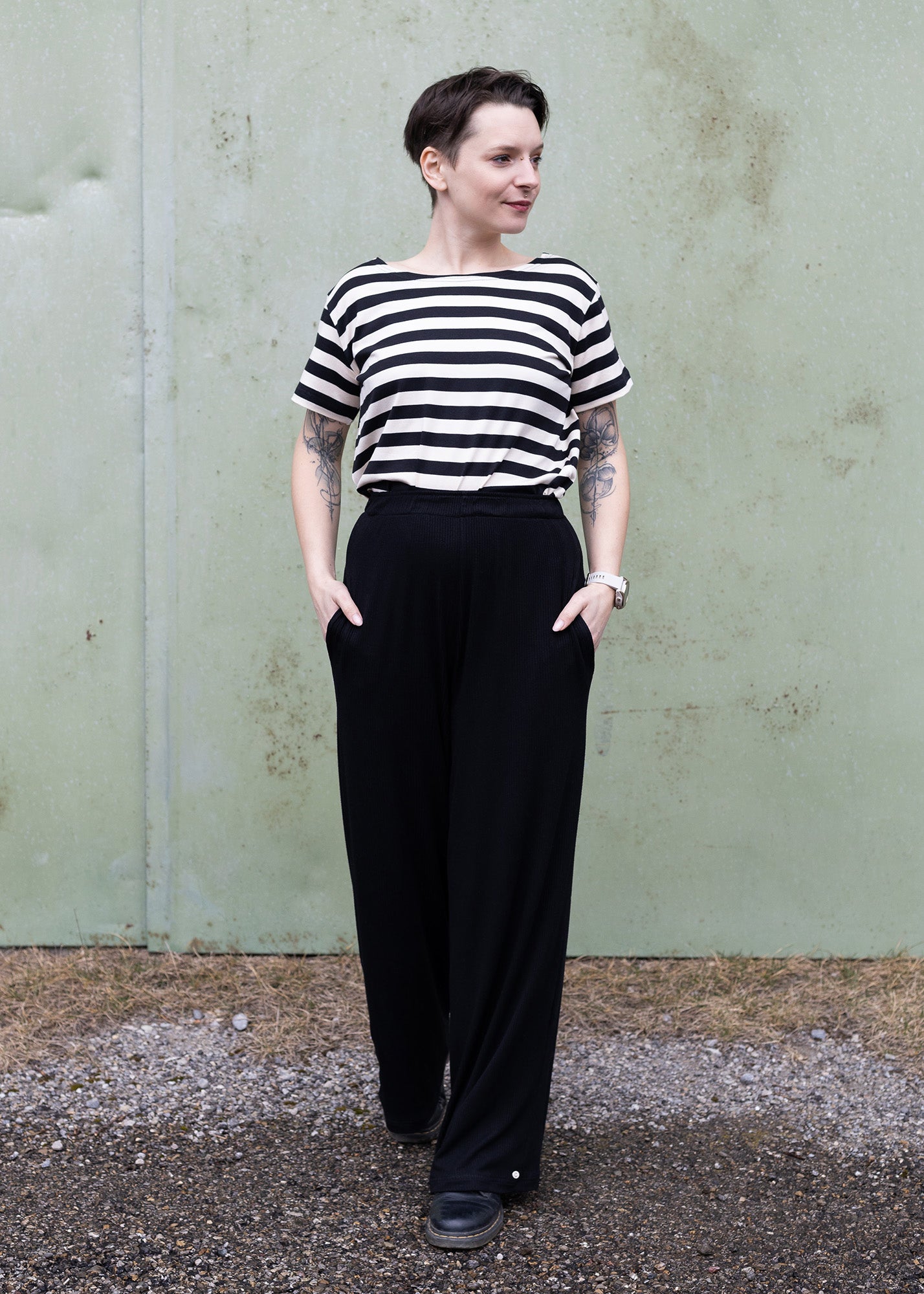 Melly trägt auf dem Foto 'Gerhart' Größe M, Streifen-Jersey schwarz und 'Marlene' Größe M, Rippjersey schwarz