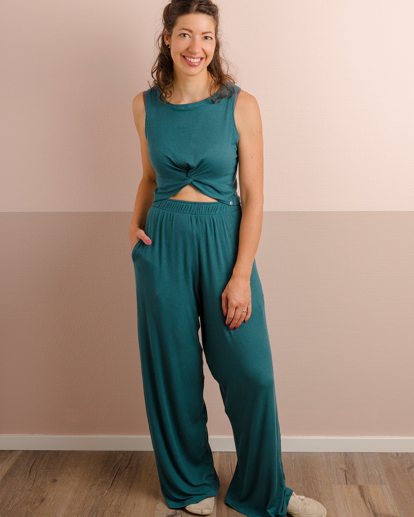 Mel trägt auf dem Foto 'Clara' Größe XS und 'Marlene' Größe XS, Rippjersey smaragd