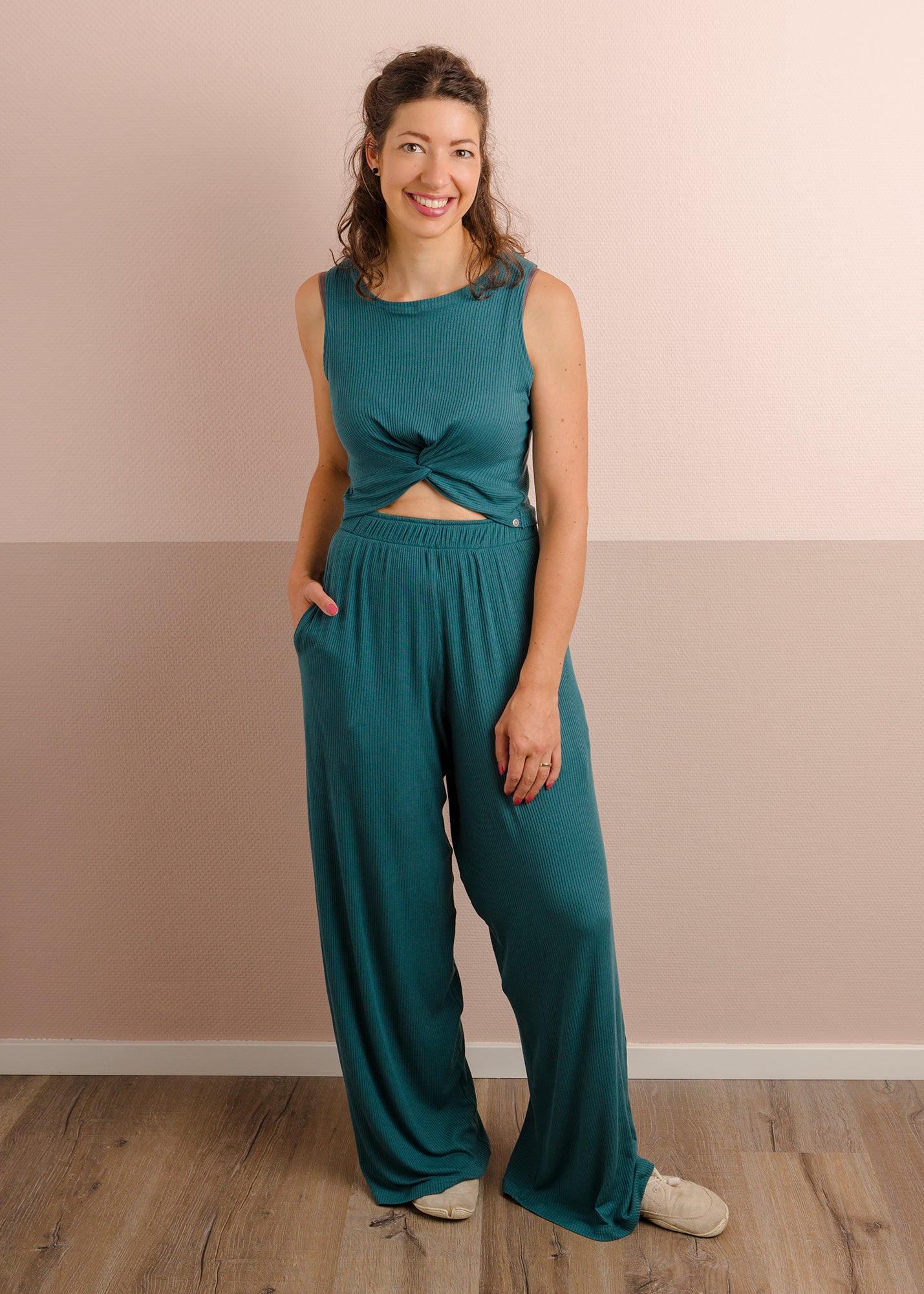 Mel trägt auf dem Foto 'Clara' Größe XS und 'Marlene' Größe XS, Rippjersey smaragd