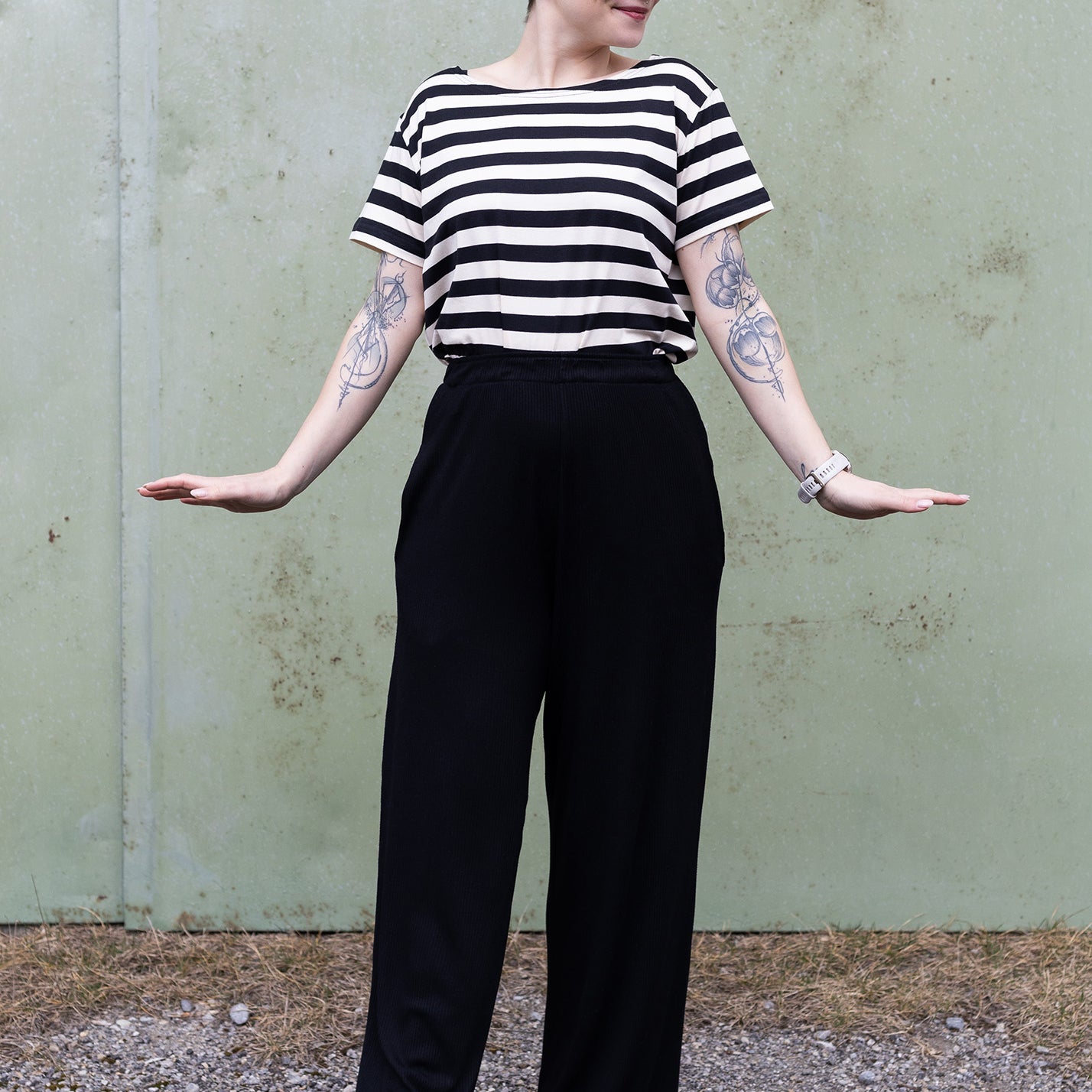 Melly trägt auf dem Foto 'Gerhart' Größe M, Streifen-Jersey schwarz und 'Marlene' Größe M, Rippjersey schwarz