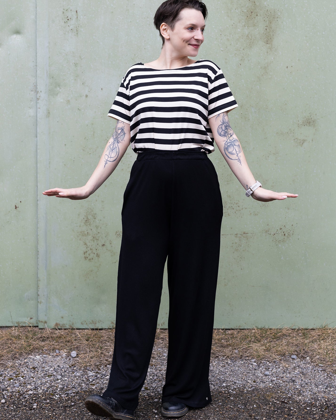 Melly trägt auf dem Foto 'Gerhart' Größe M, Streifen-Jersey schwarz und 'Marlene' Größe M, Rippjersey schwarz